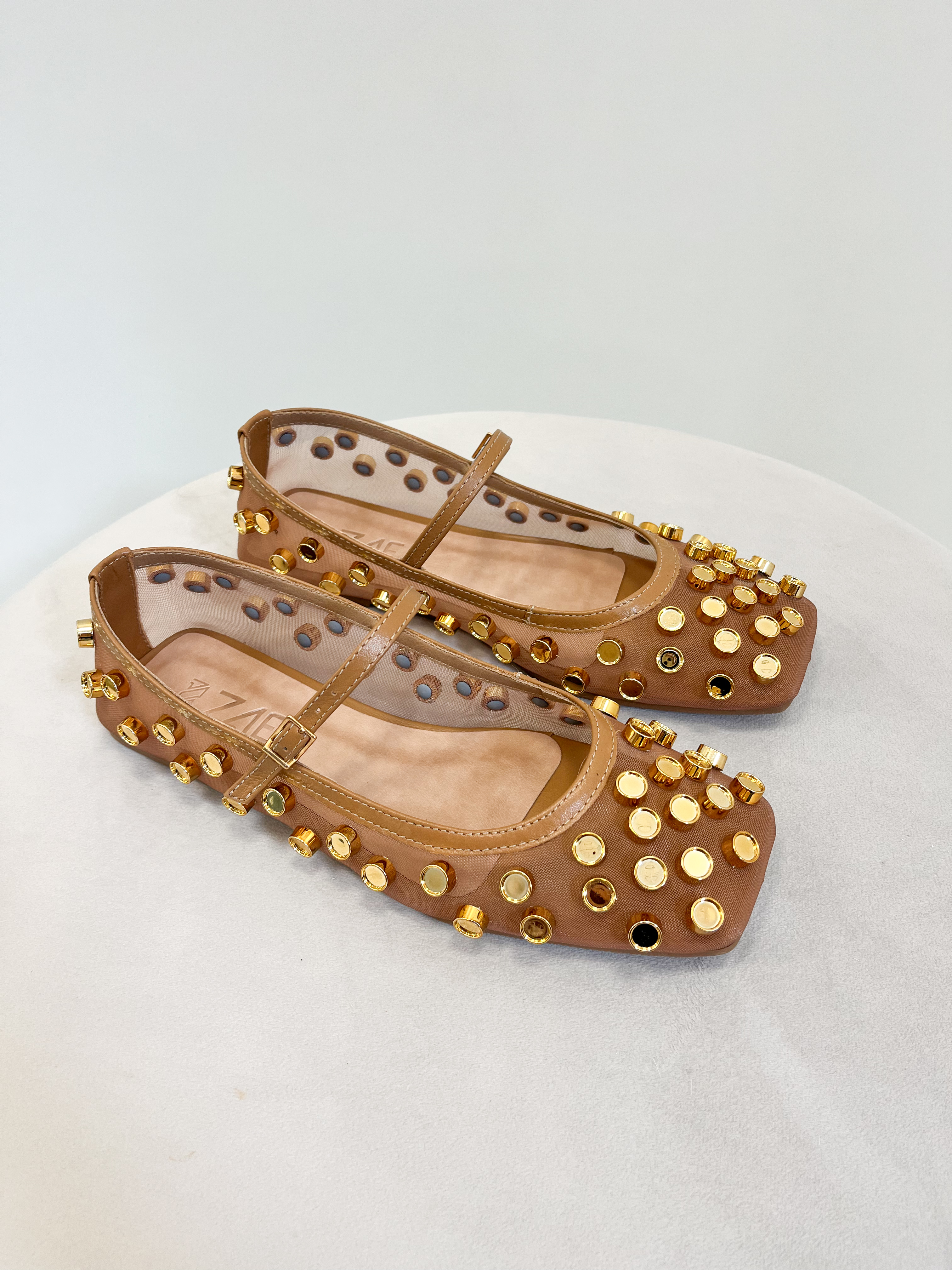 Belle - Sapatilha em Tela Coconut com Aplicações Metálicas Douradas Belle - Sapatilha em Tela Coconut com Aplicações Metálicas Douradas