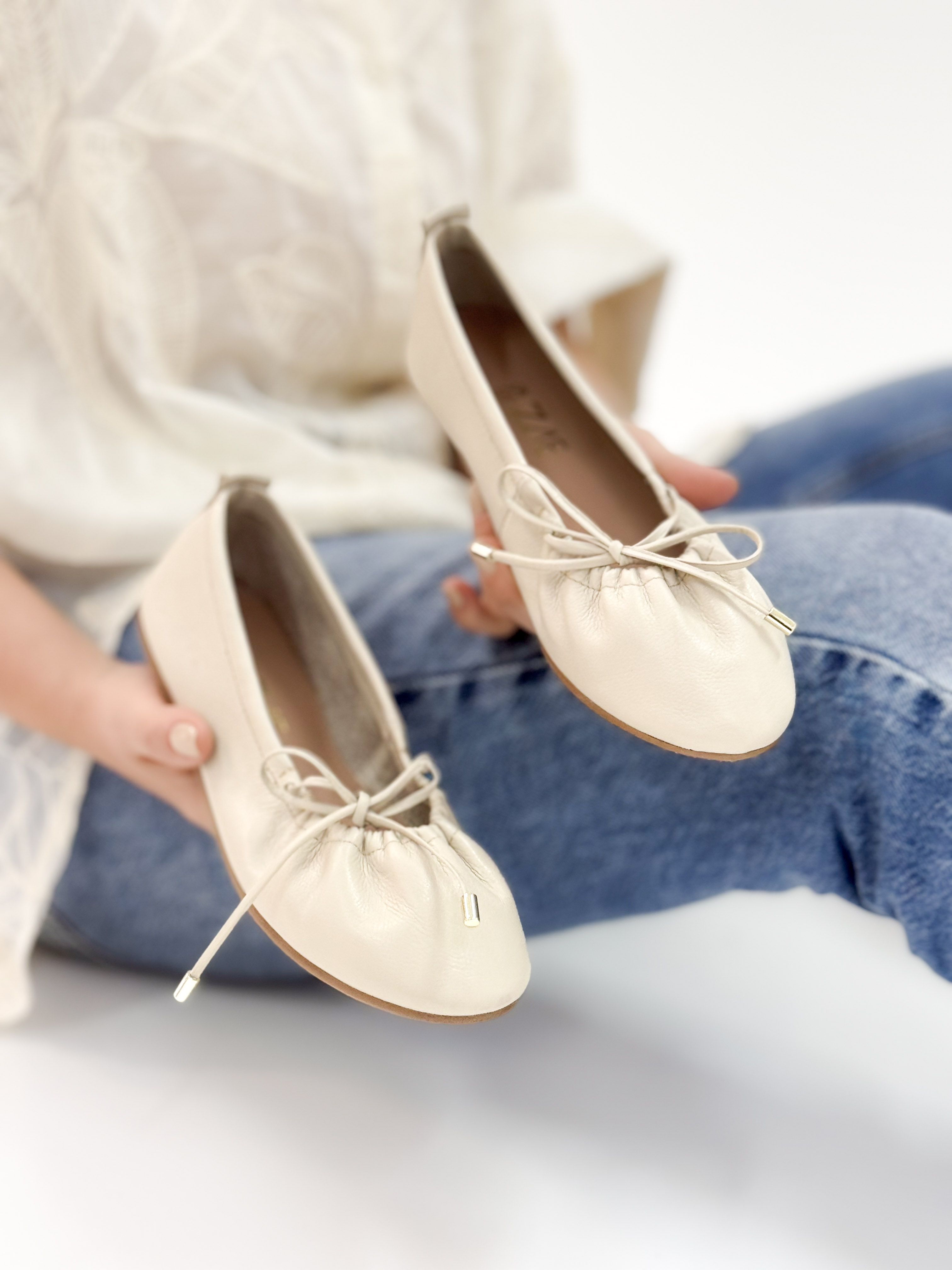 Joi - Sapatilha em Couro Off White com Amarração Delicada e Ponteiras Metálicas Joi - Sapatilha em Couro Off White com Amarração Delicada e Ponteiras Metálicas
