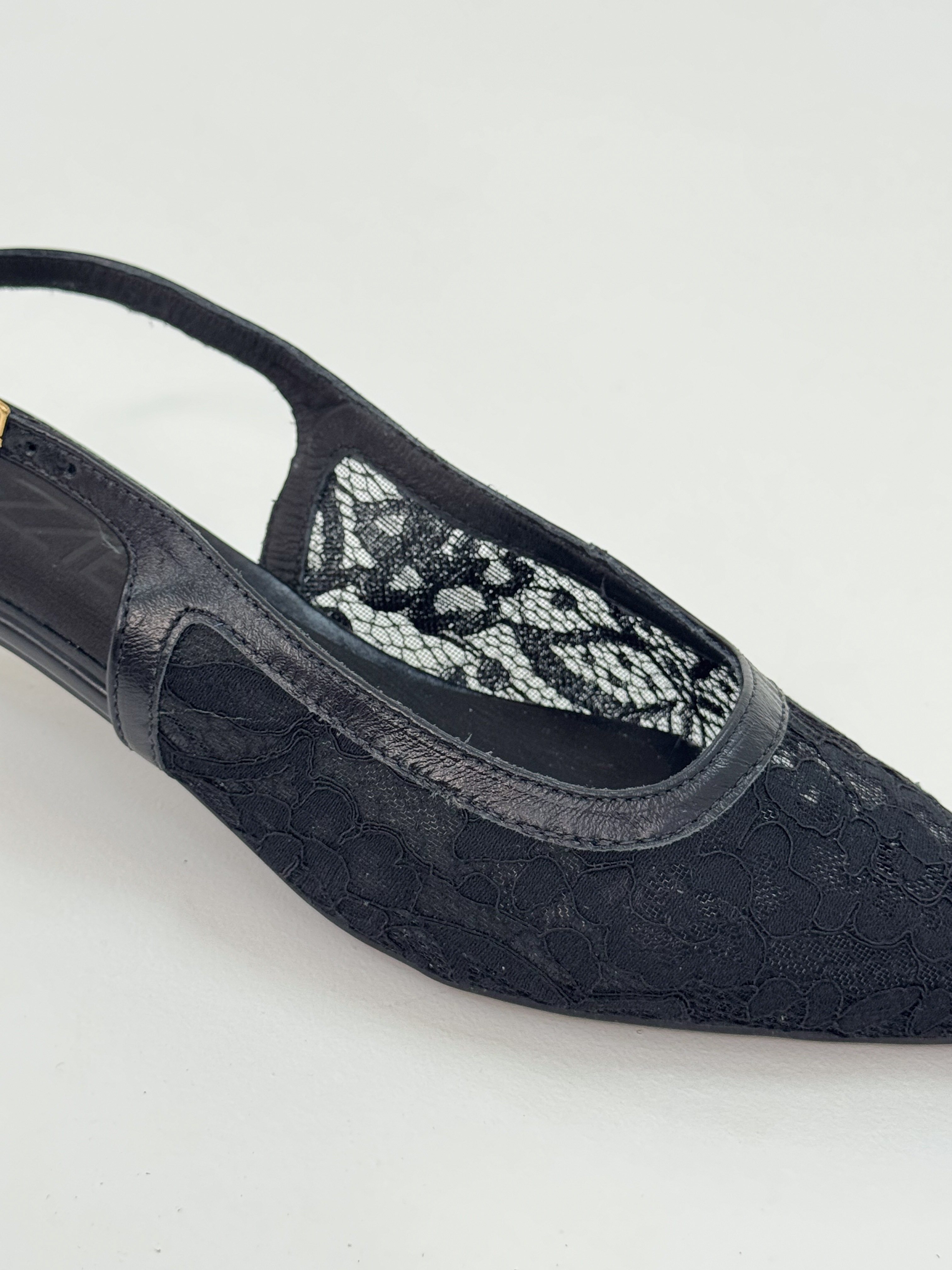Vania- Scarpin Slingback em Renda Preta com Salto Fino Vania- Scarpin Slingback em Renda Preta com Salto Fino