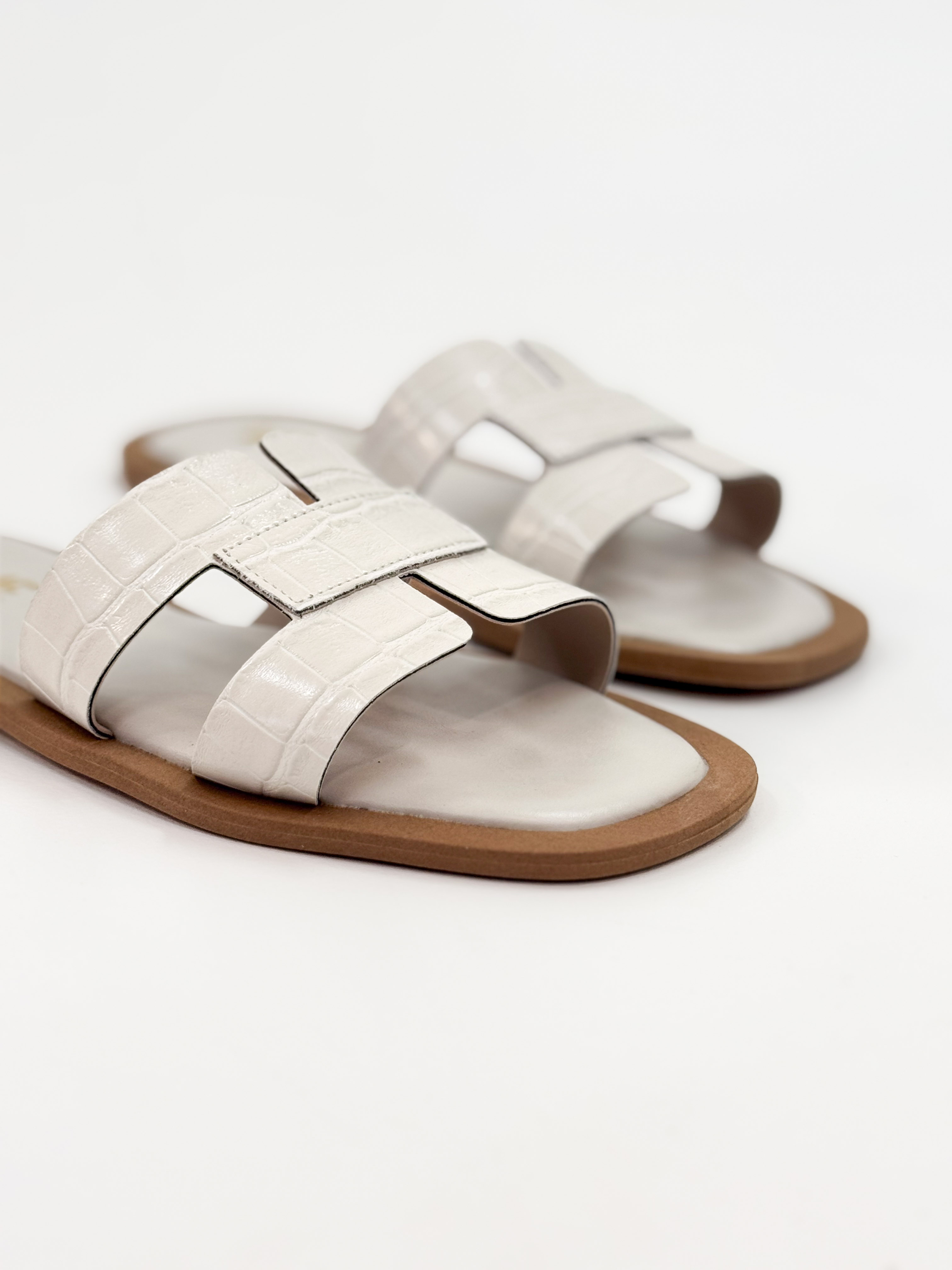 Camila — Chinelo Rasteira Panacota com Tiras Texturizadas Camila — Chinelo Rasteira Panacota com Tiras Texturizadas