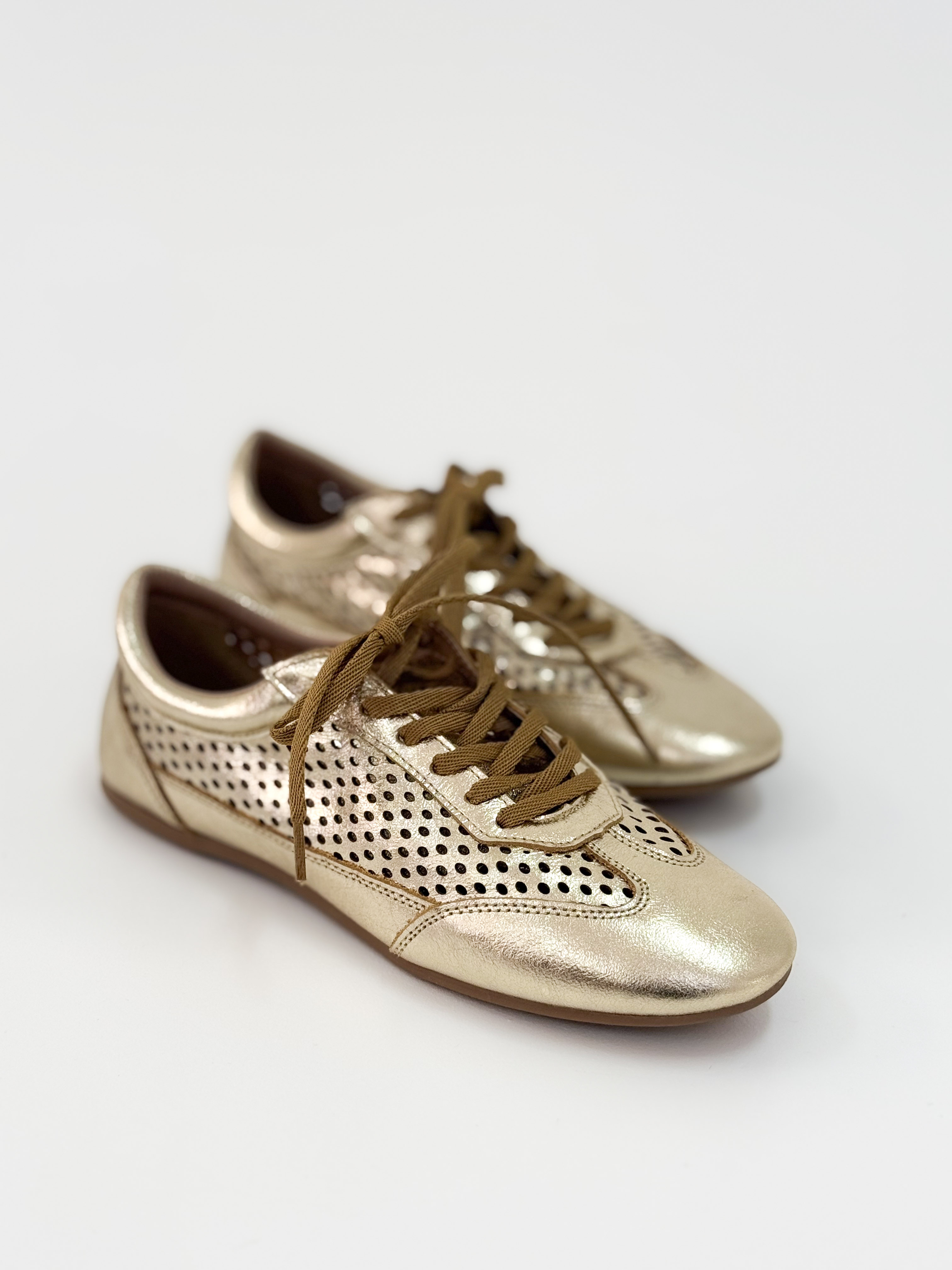 Zê - Tênis Feminino em Couro Ouro com Textura Vazada