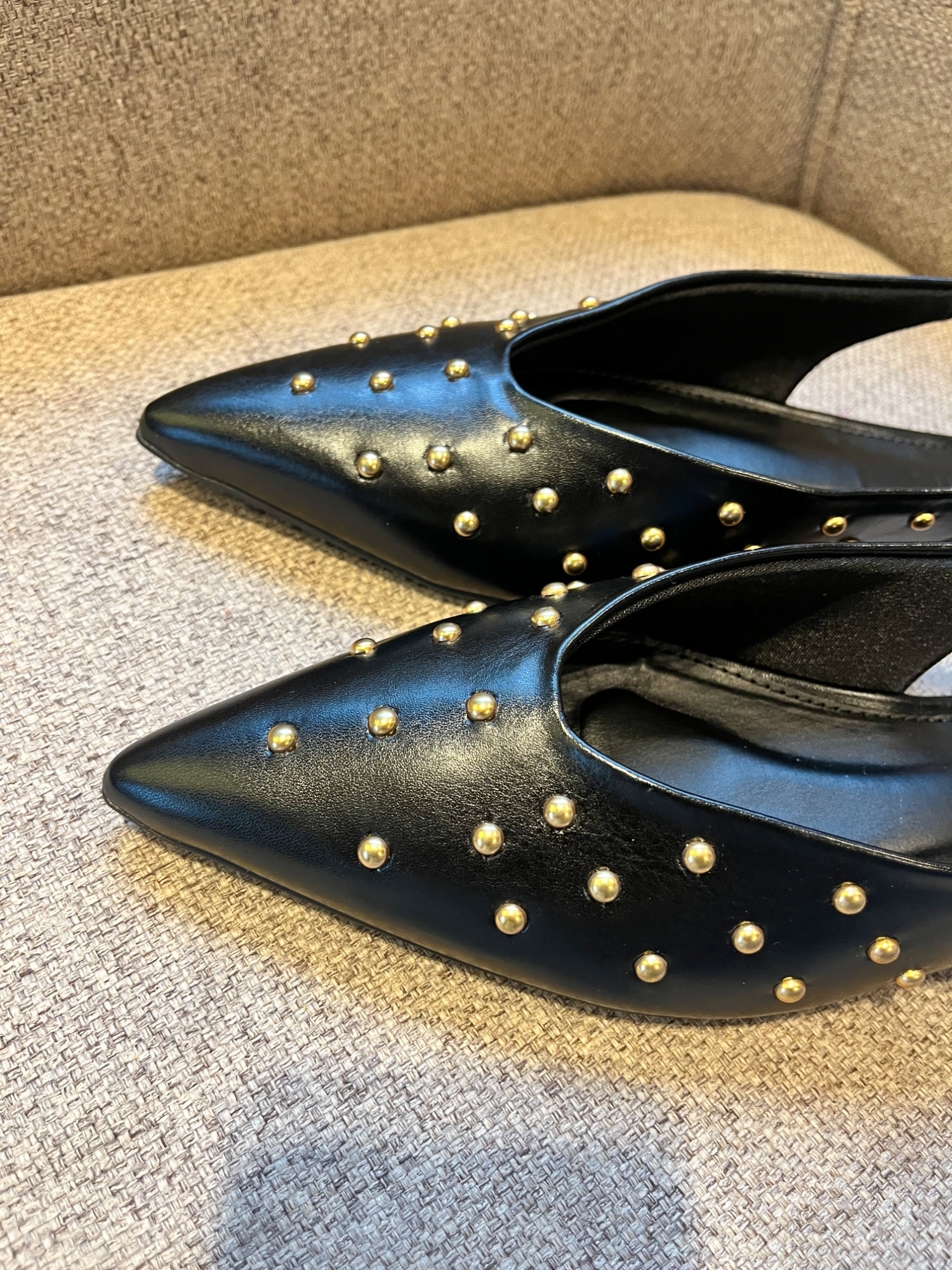 Ani - Sapatilha Slingback Bico Fino Preta com Aplicações Douradas