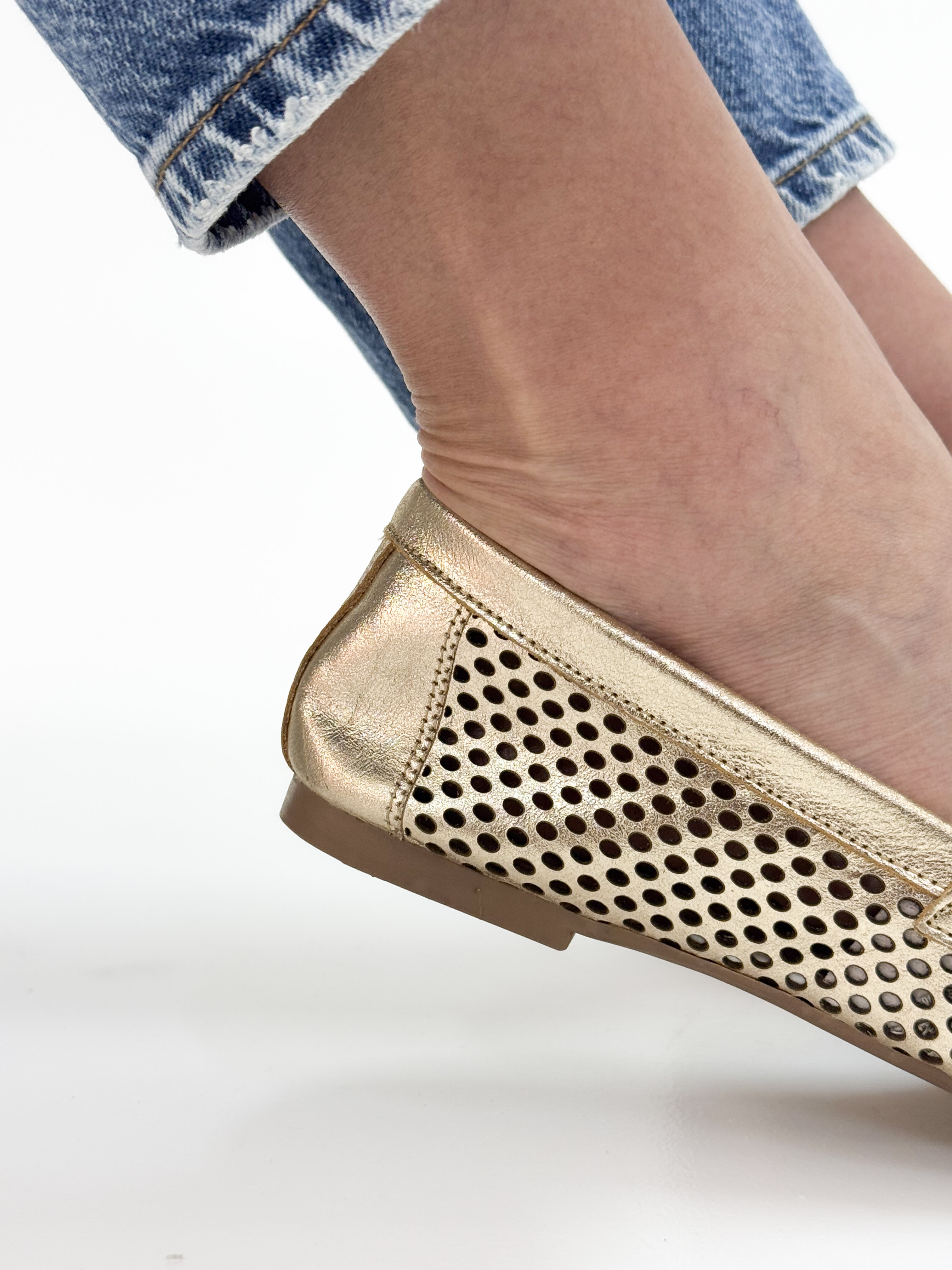 Diani - Mocassim em Couro Ouro Textura Vazada e Fivela Metálica Dourada Diani - Mocassim em Couro Ouro Textura Vazada e Fivela Metálica Dourada
