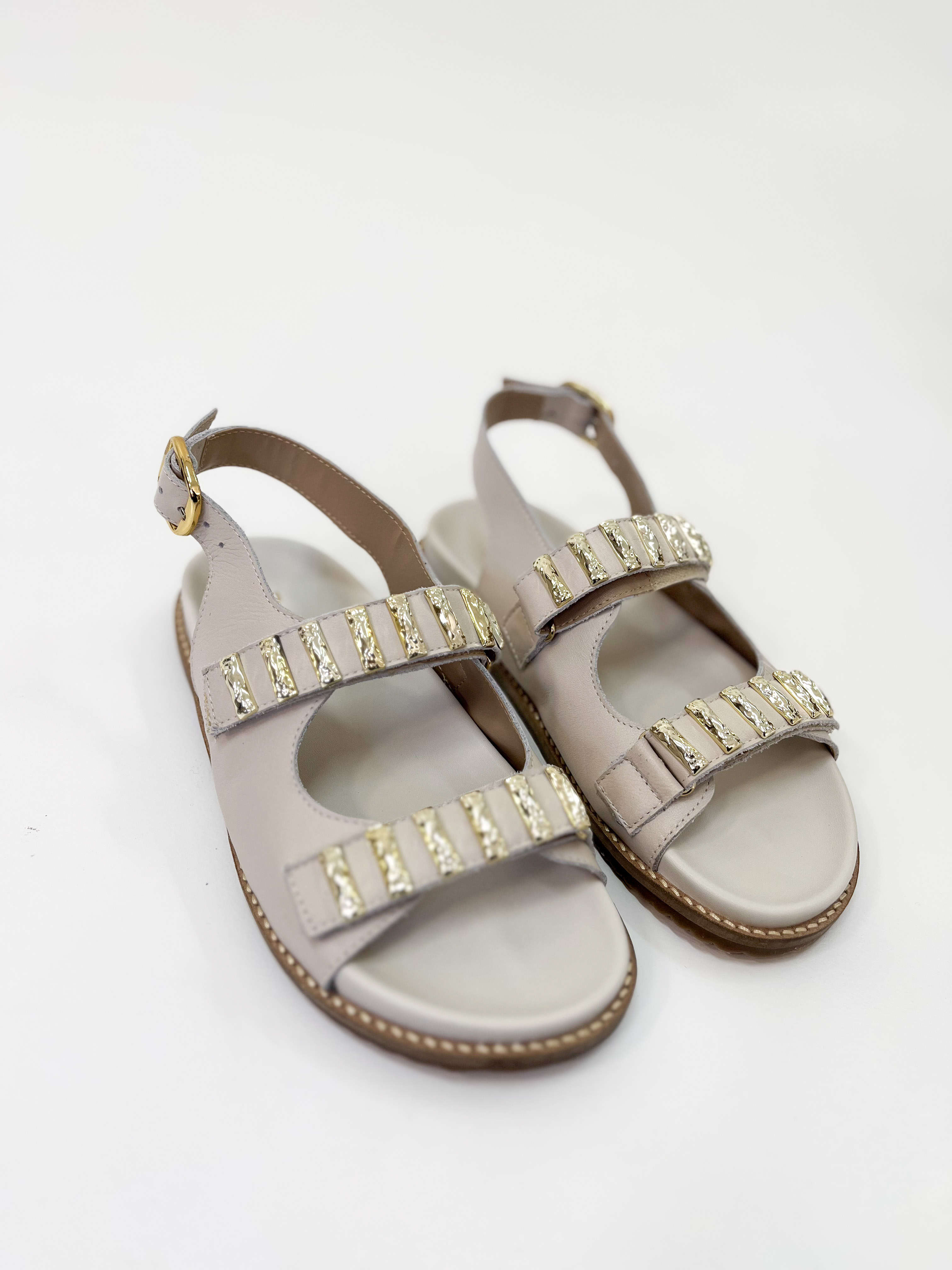 Zaza - Sandália Rasteira em Couro Off White com Tiras Douradas e Fivela Ajustável Zaza - Sandália Rasteira em Couro Off White com Tiras Douradas e Fivela Ajustável
