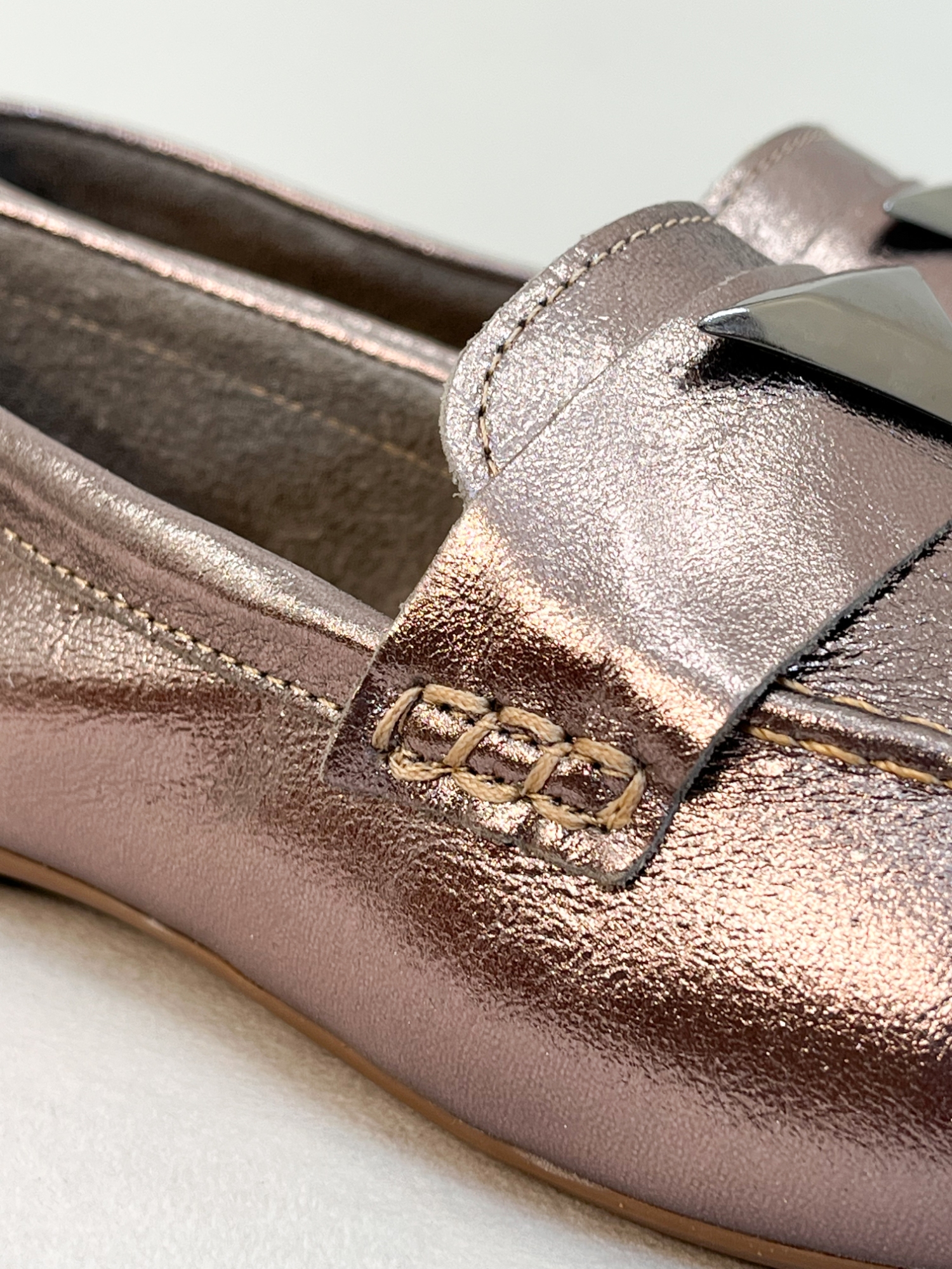 Onix - Mocassim Bico Quadrado em Couro Metalizado com Aplicação Prata