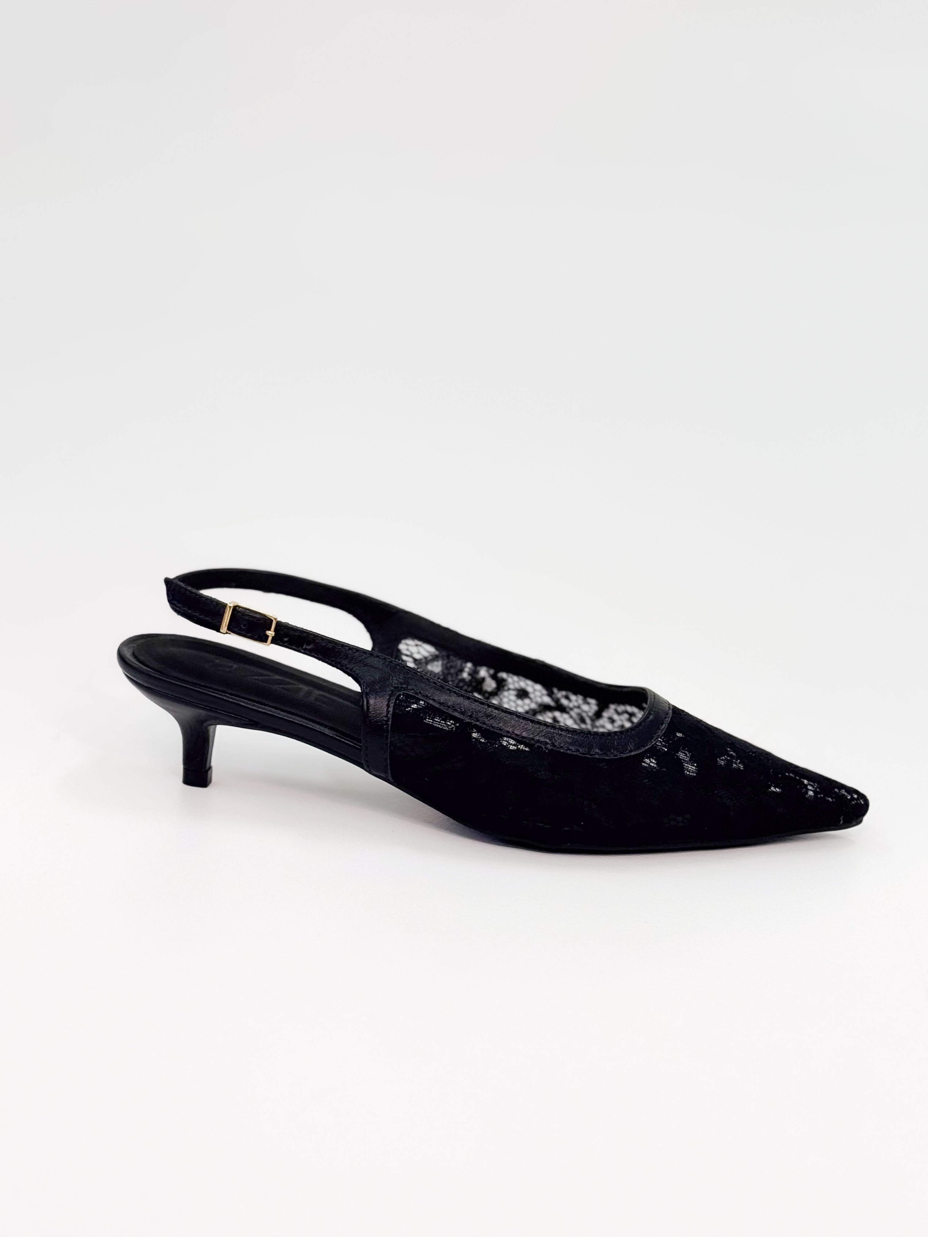Vania- Scarpin Slingback em Renda Preta com Salto Fino Vania- Scarpin Slingback em Renda Preta com Salto Fino