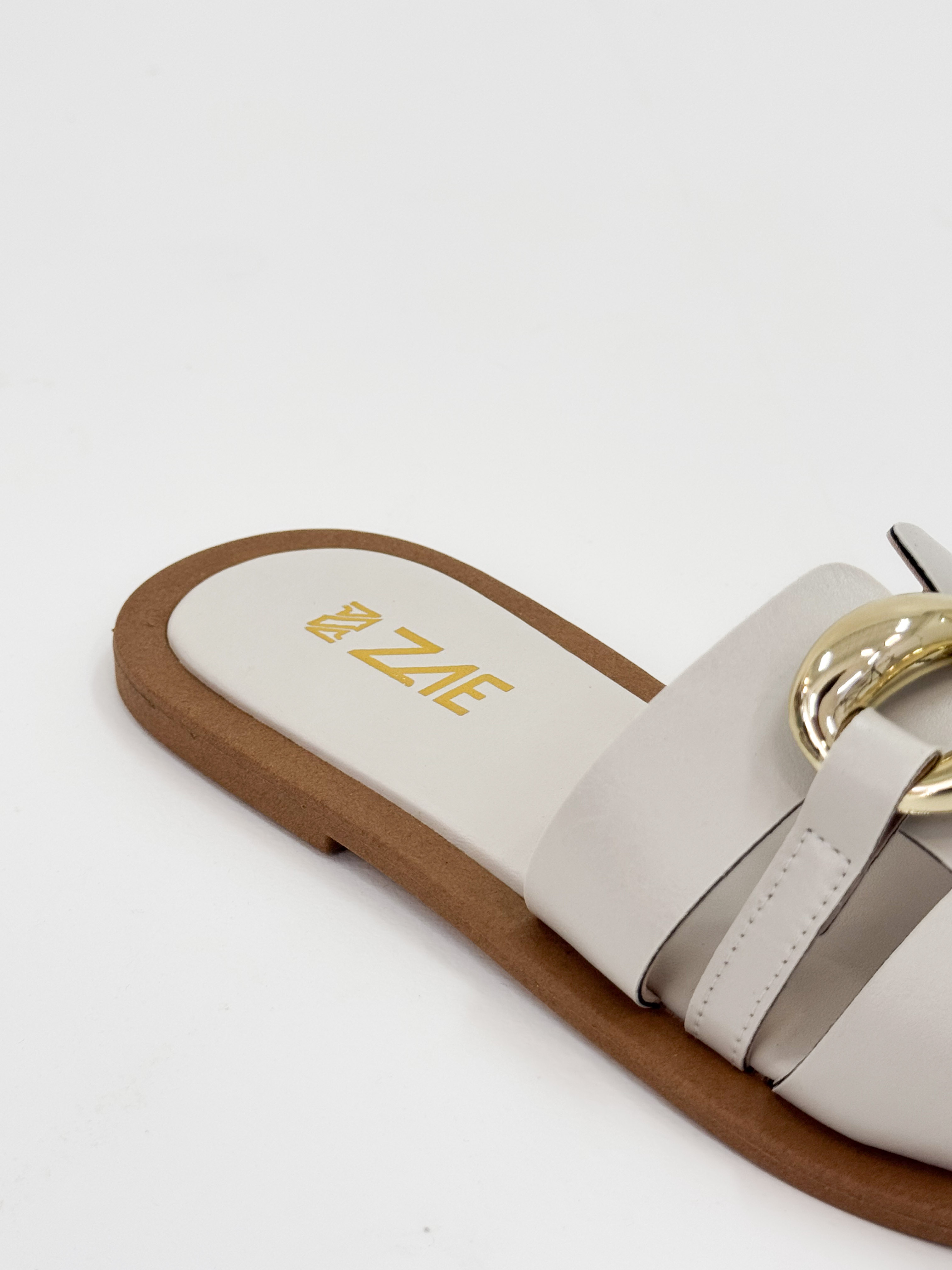 Clau – Chinelo Rasteira Off White com Detalhe Metálico Dourado Clau – Chinelo Rasteira Off White com Detalhe Metálico Dourado