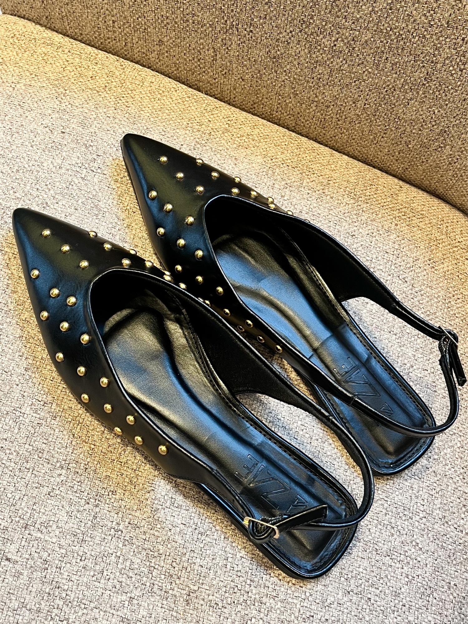 Ani - Sapatilha Slingback Bico Fino Preta com Aplicações Douradas