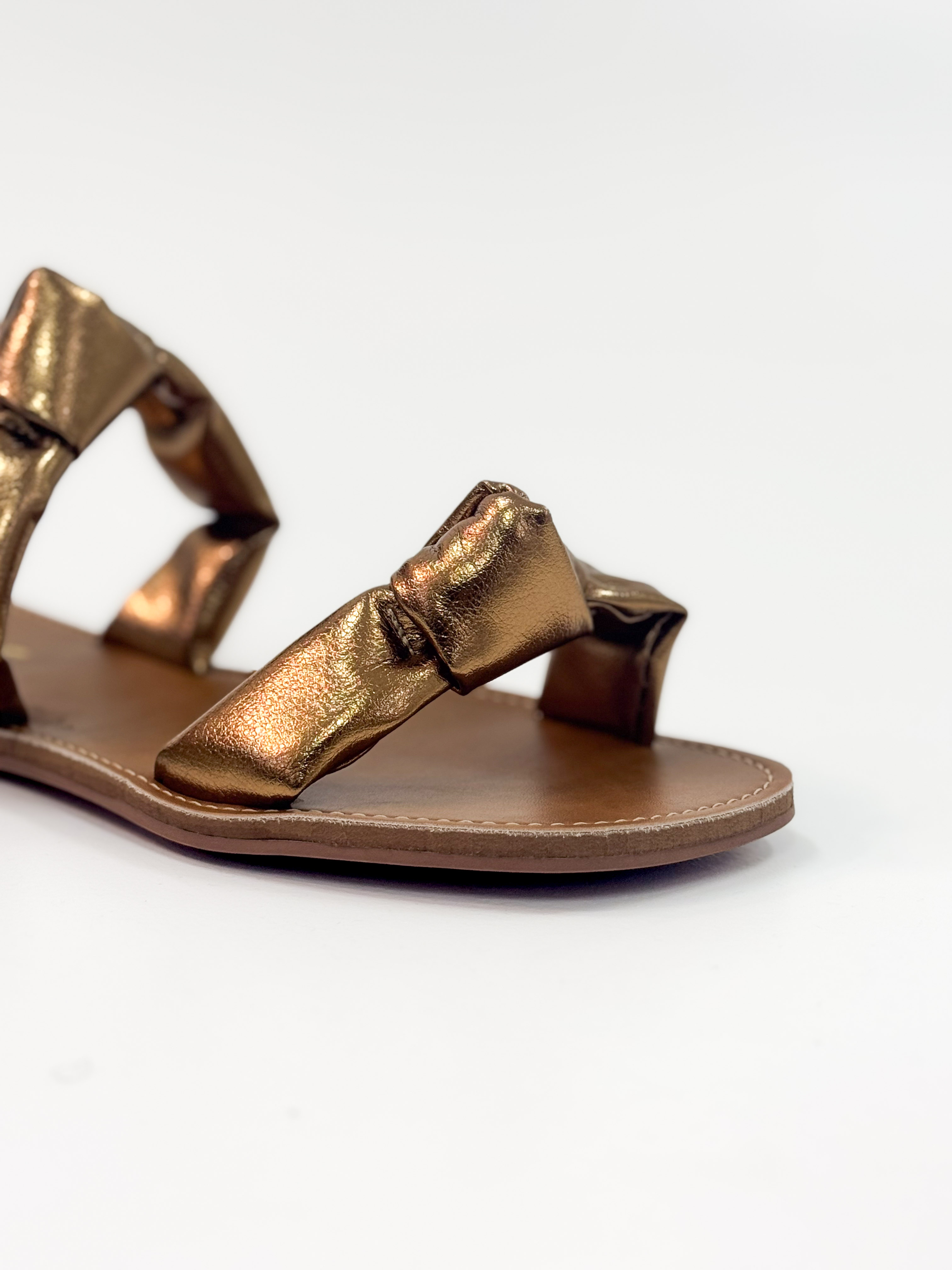 Luana — Chinelo Rasteira Bronze com Tiras Torcidas Luana — Chinelo Rasteira Bronze com Tiras Torcidas