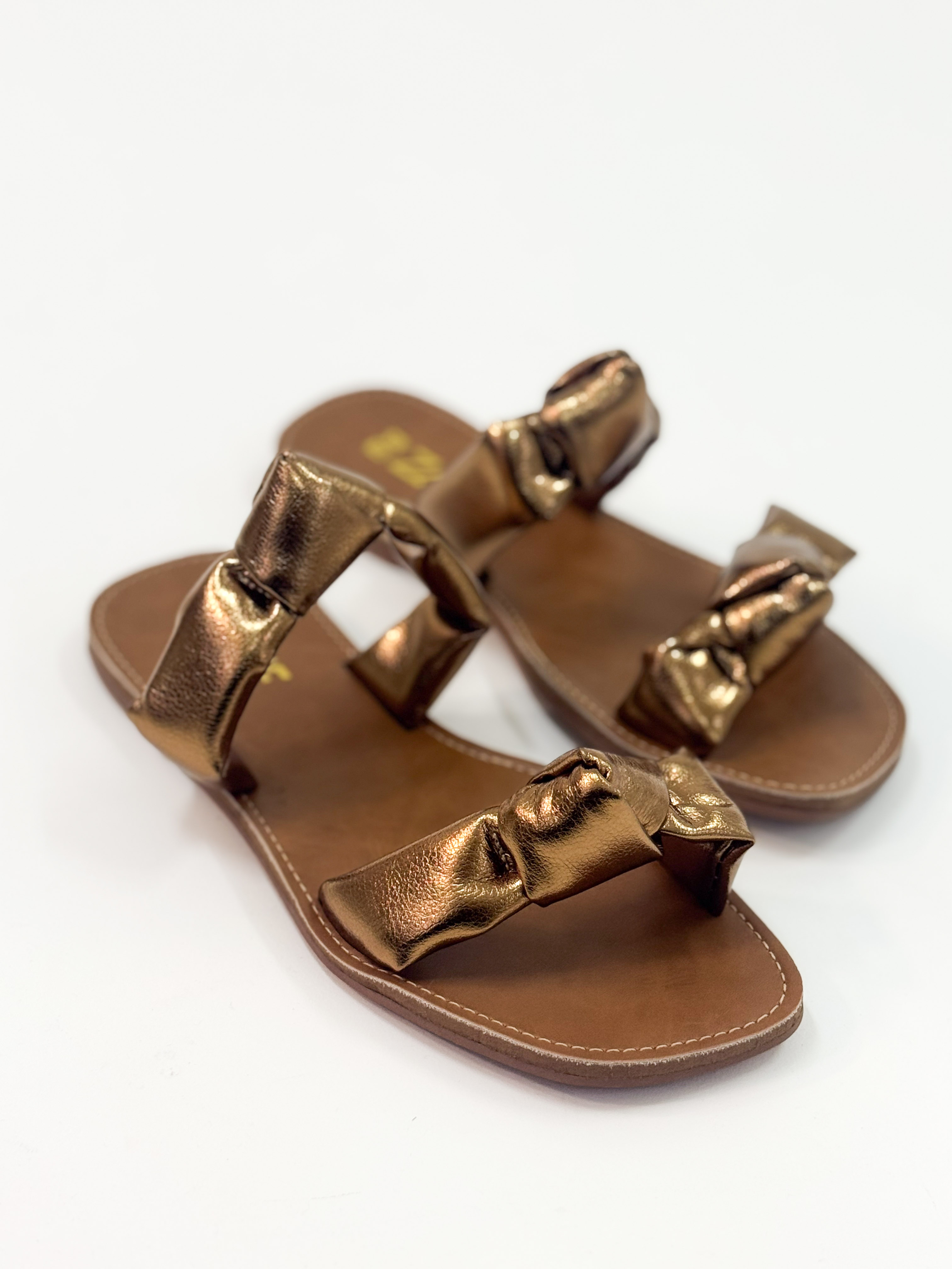Luana — Chinelo Rasteira Bronze com Tiras Torcidas Luana — Chinelo Rasteira Bronze com Tiras Torcidas