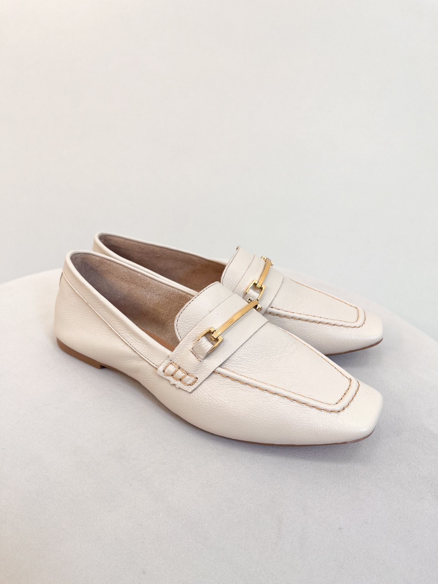 Bela - Mocassim Bico Quadrado em Couro Off White com Detalhe Dourado Bela - Mocassim Bico Quadrado em Couro Off White com Detalhe Dourado