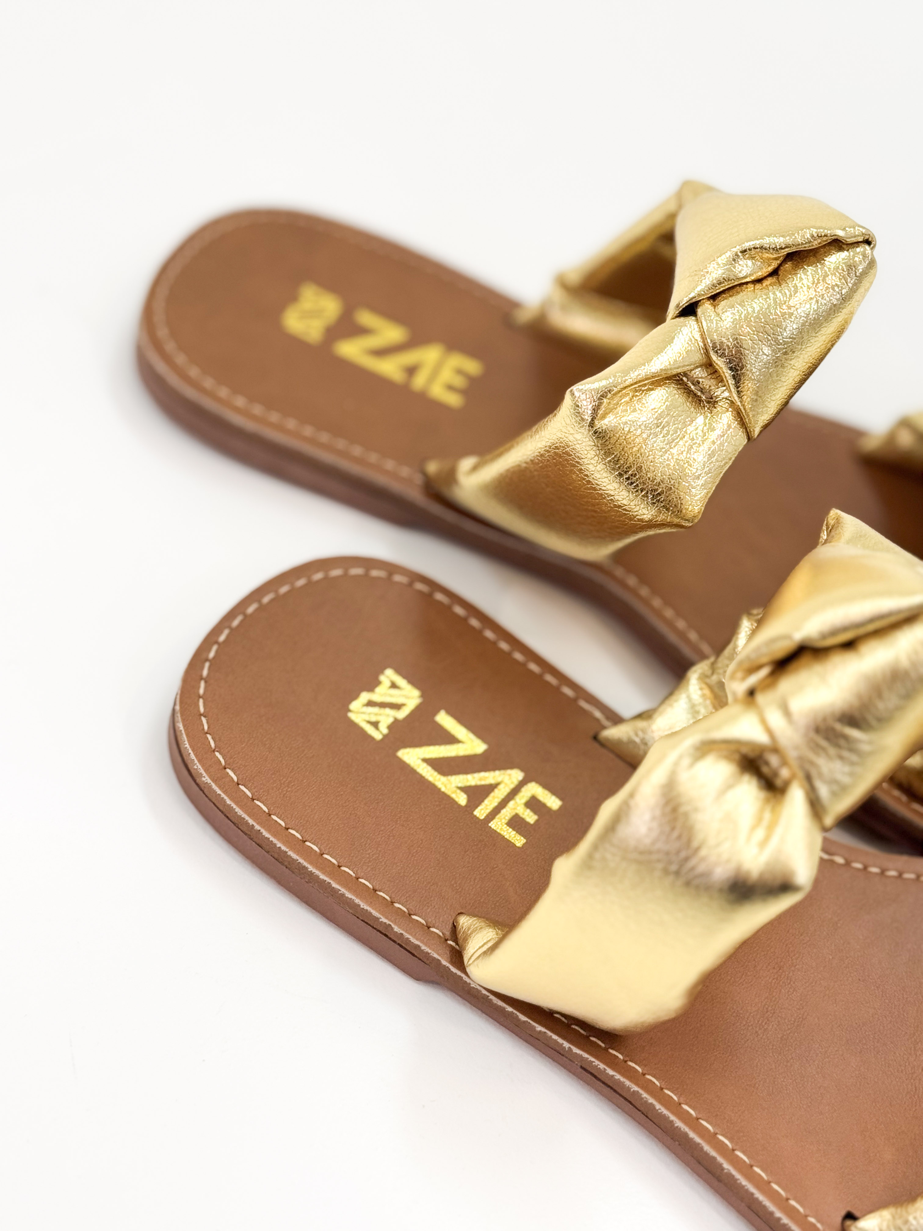 Luana — Chinelo Rasteira Ouro com Tiras Torcidas