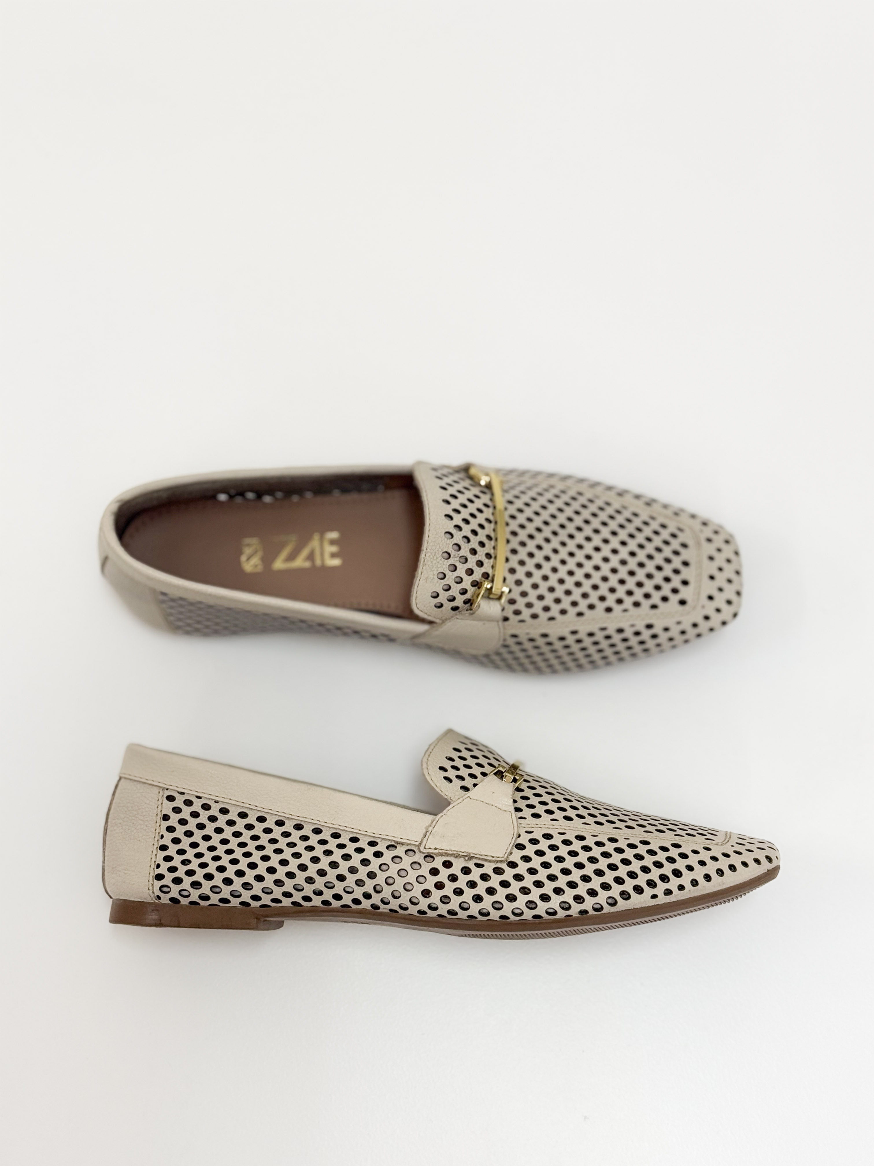 Diani - Mocassim em Couro Off White Textura Vazada e Fivela Metálica Dourada