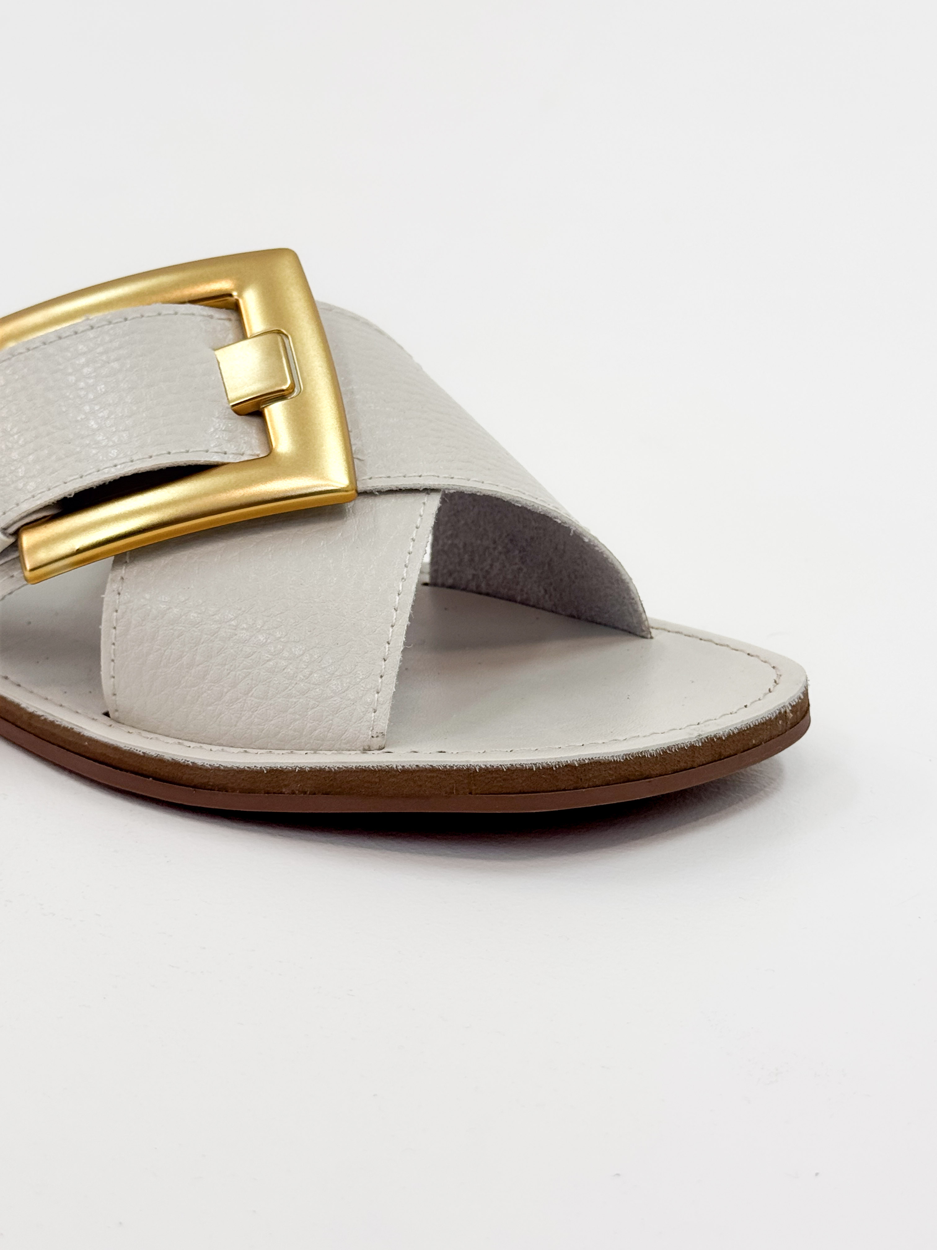Joanice — Chinelo Rasteira Off White com Fivela Dourada Joanice — Chinelo Rasteira Off White com Fivela Dourada