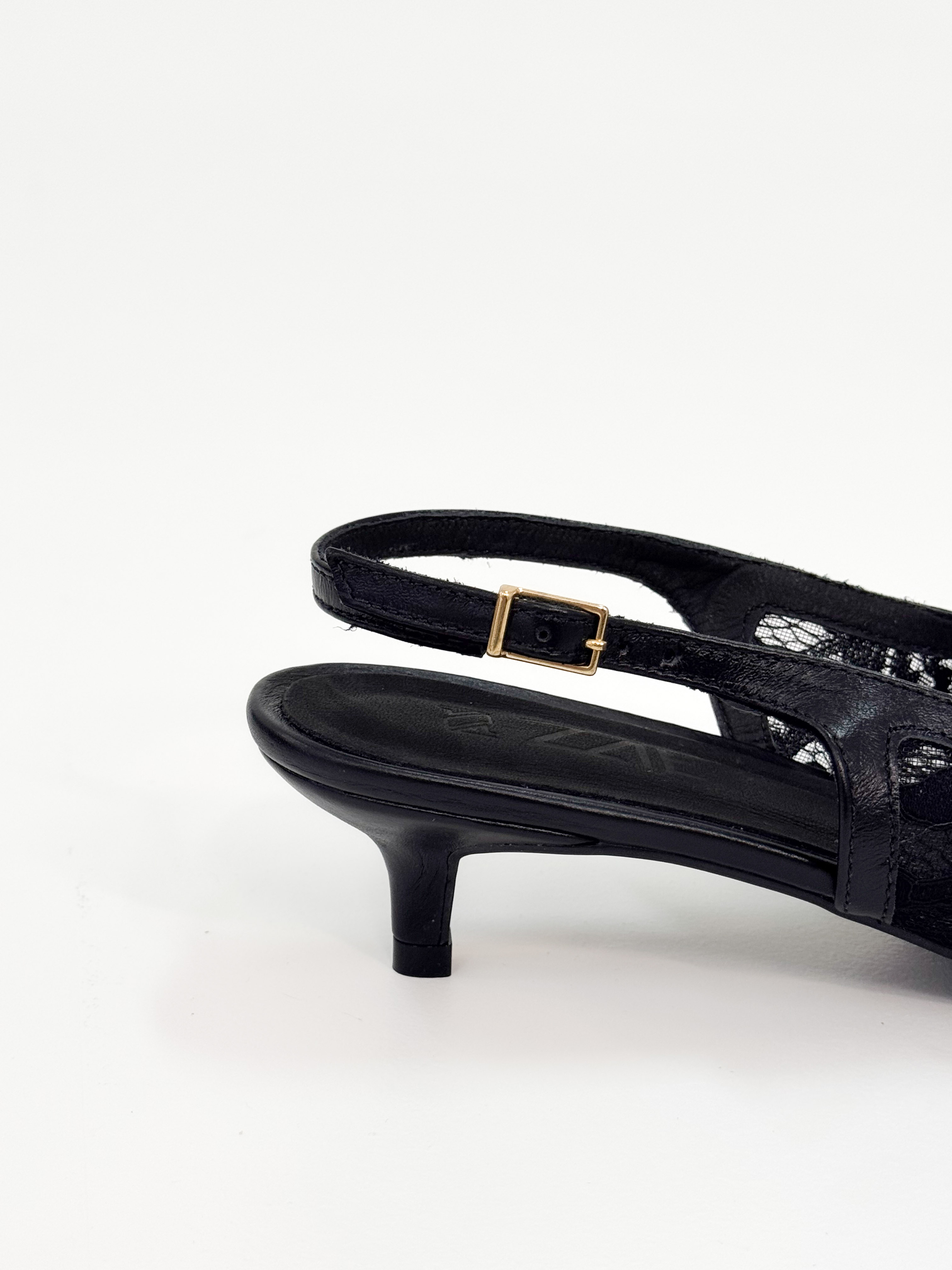 Vania- Scarpin Slingback em Renda Preta com Salto Fino Vania- Scarpin Slingback em Renda Preta com Salto Fino