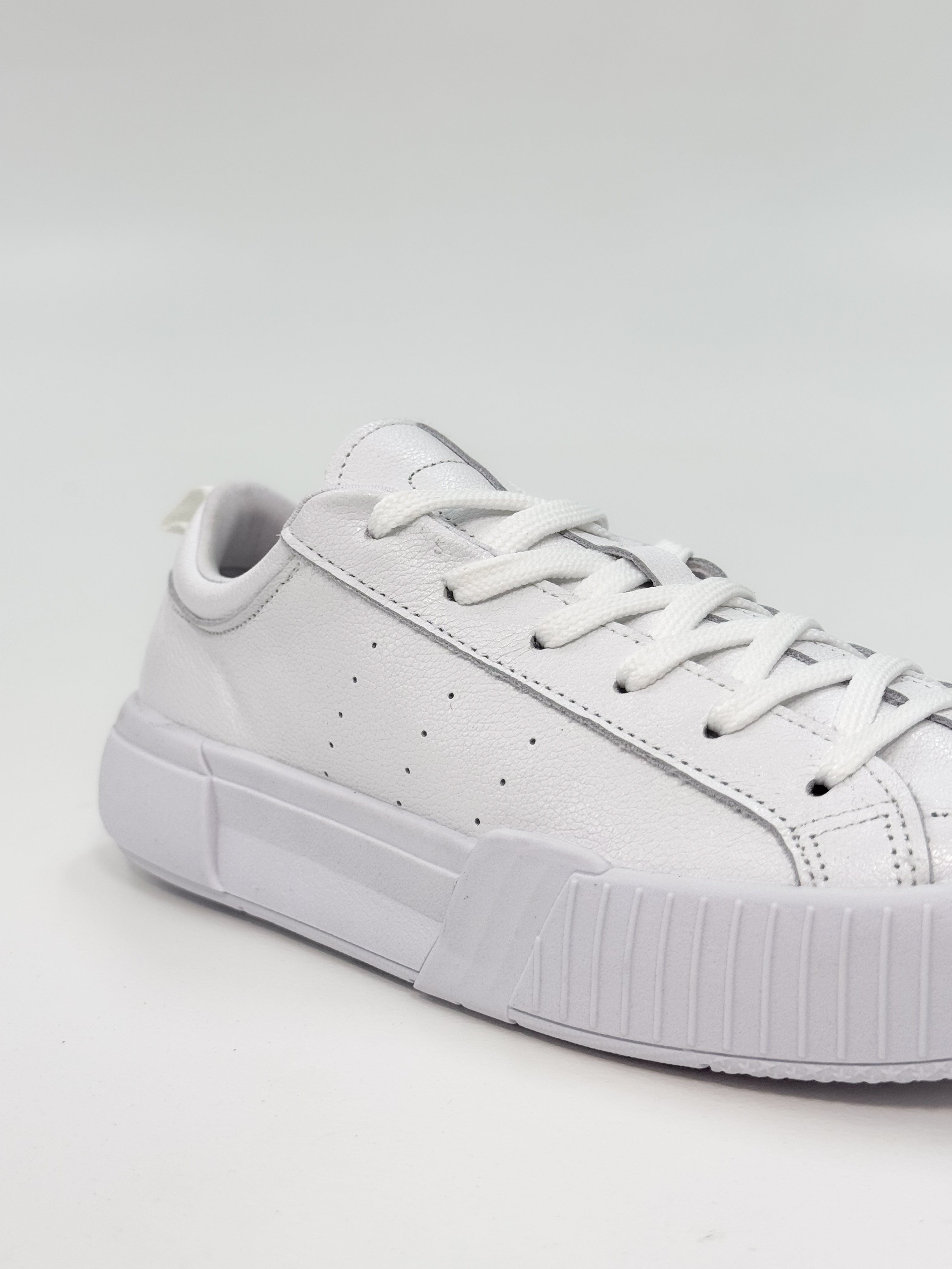 Malibu - Tênis em Couro Branco com Solado Robusto Texturizado Malibu - Tênis em Couro Branco com Solado Robusto Texturizado