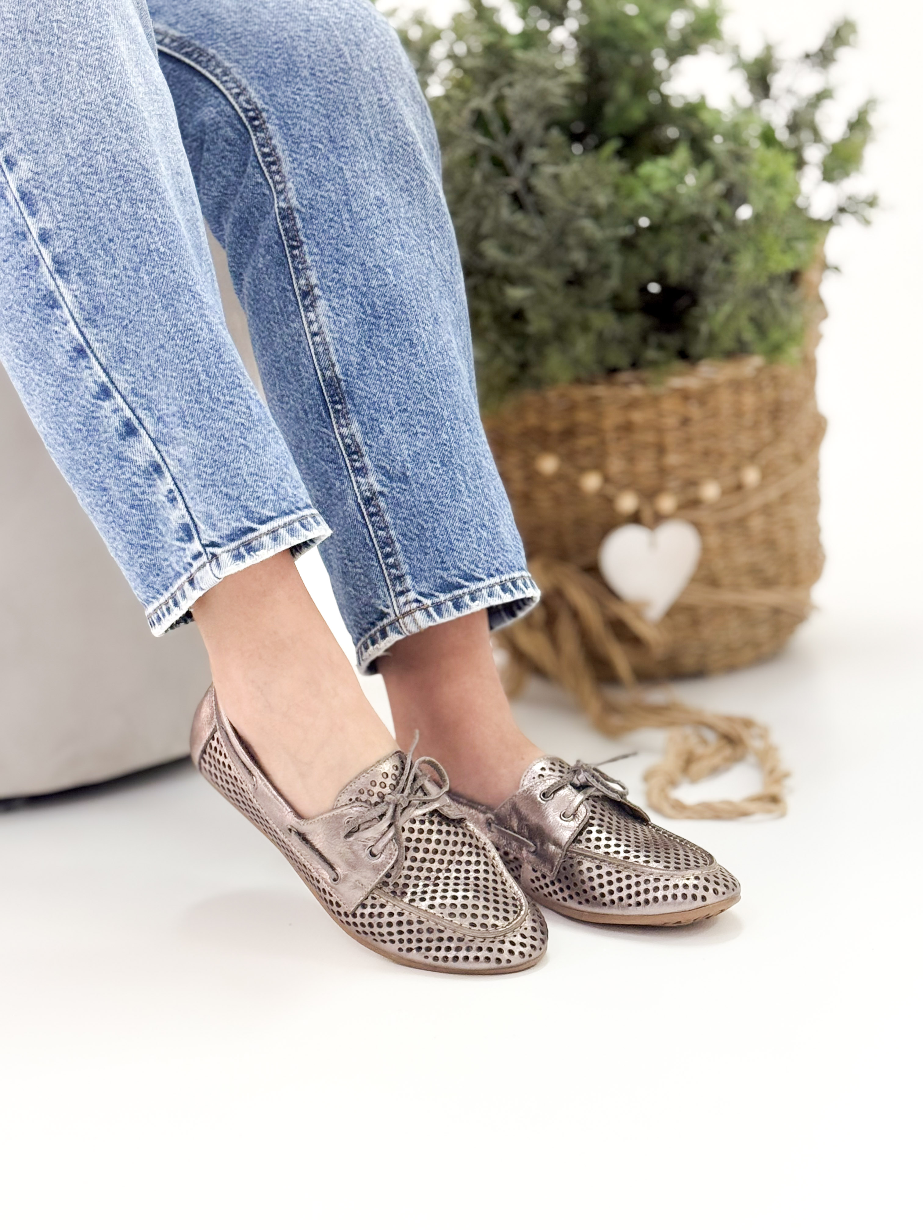Rose - Mocassim em Couro cor Onix com Detalhes Perfurados e Cadarço