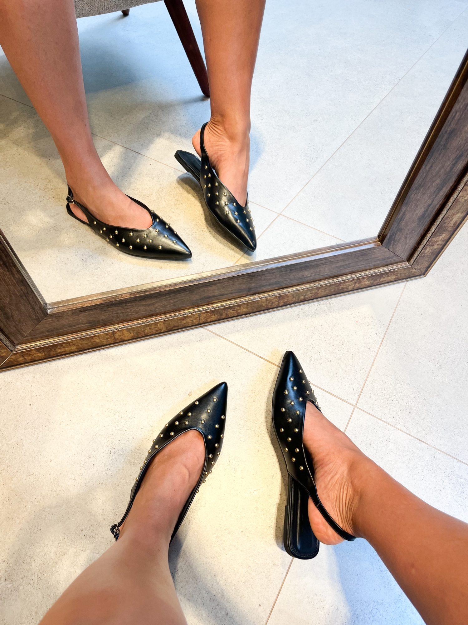 Ani - Sapatilha Slingback Bico Fino Preta com Aplicações Douradas