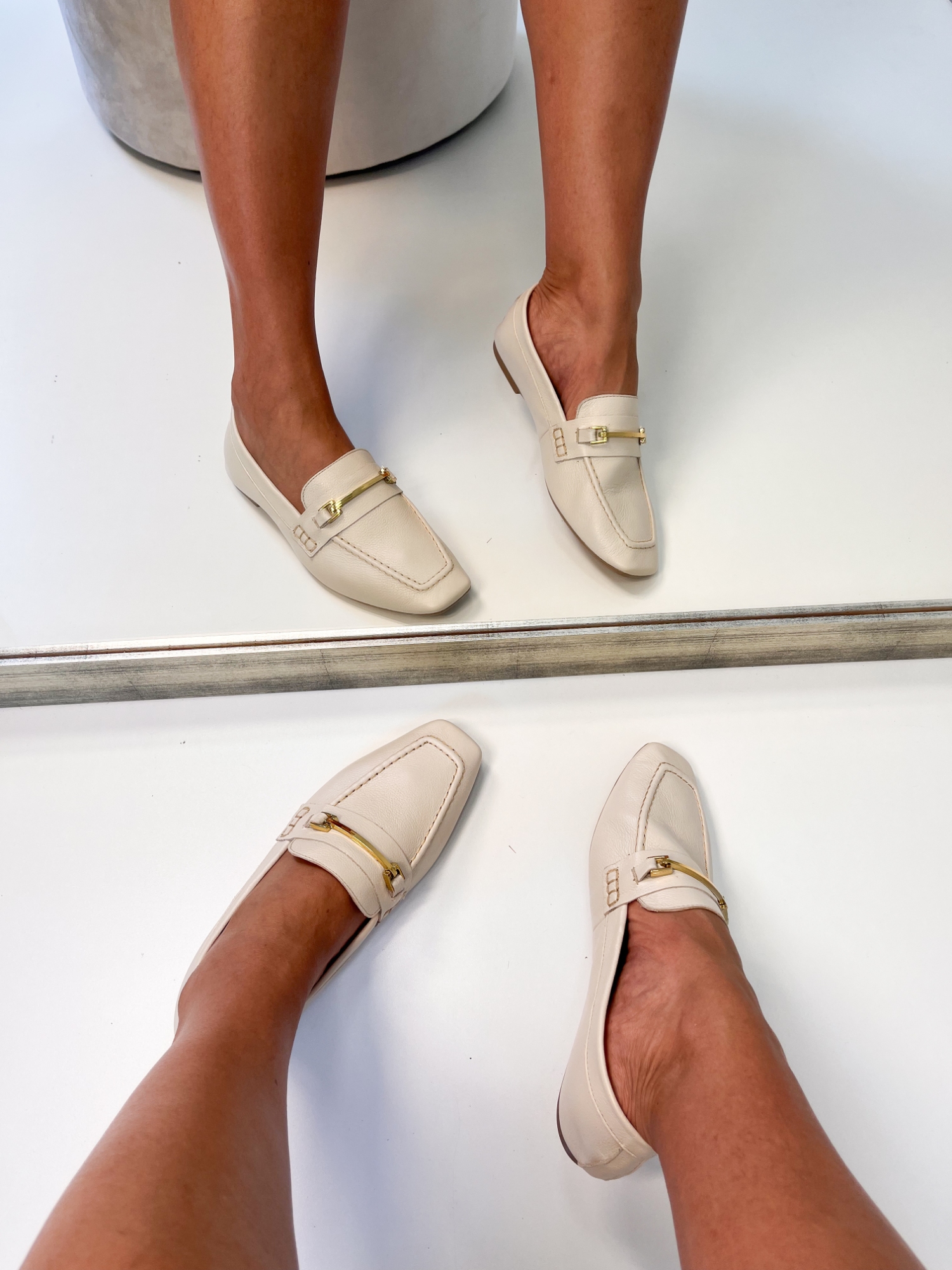 Bela - Mocassim Bico Quadrado em Couro Off White com Detalhe Dourado Bela - Mocassim Bico Quadrado em Couro Off White com Detalhe Dourado