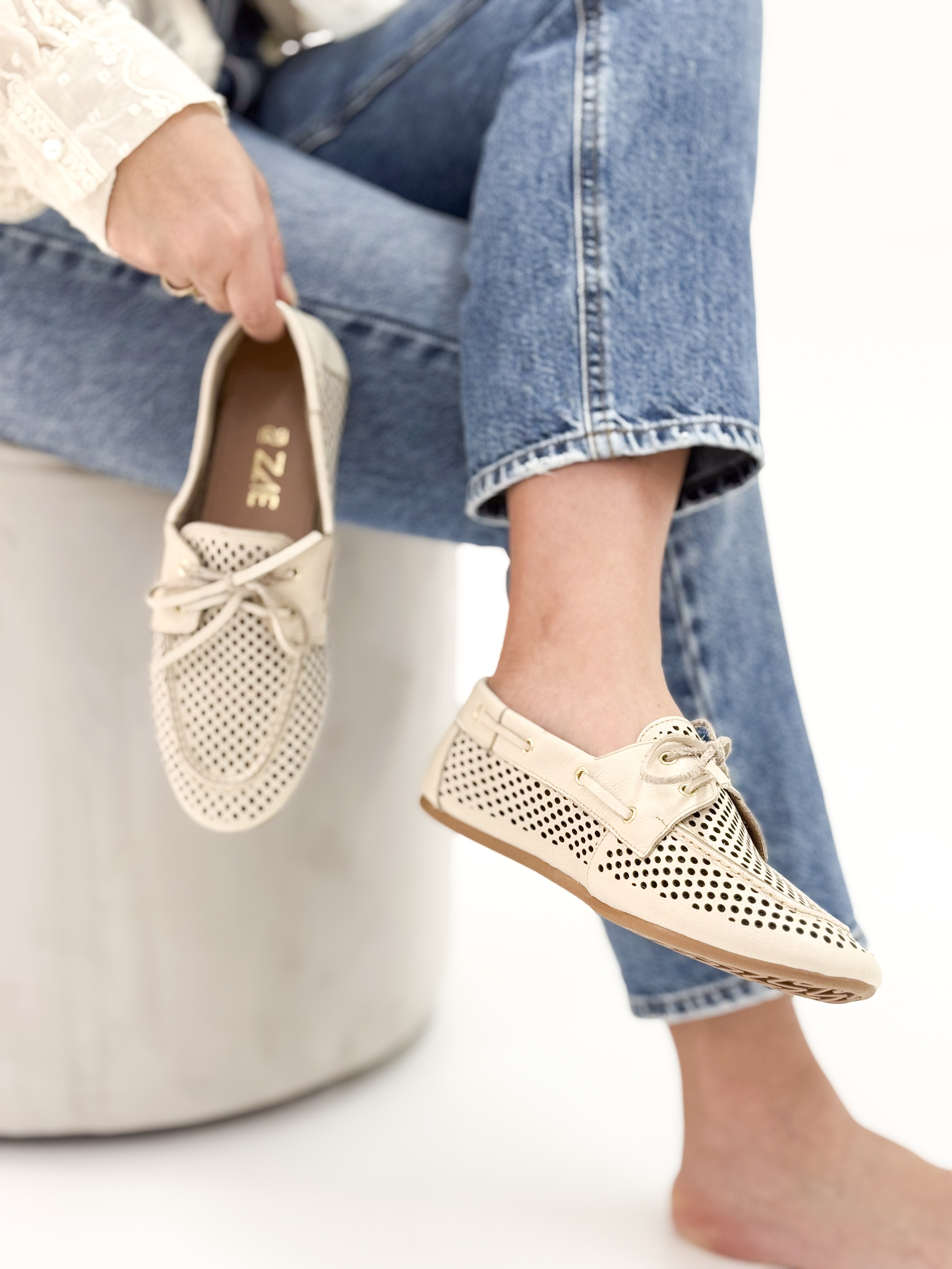 Rose - Mocassim em Couro Off White com Textura Vazada e Cadarço Rose - Mocassim em Couro Off White com Textura Vazada e Cadarço