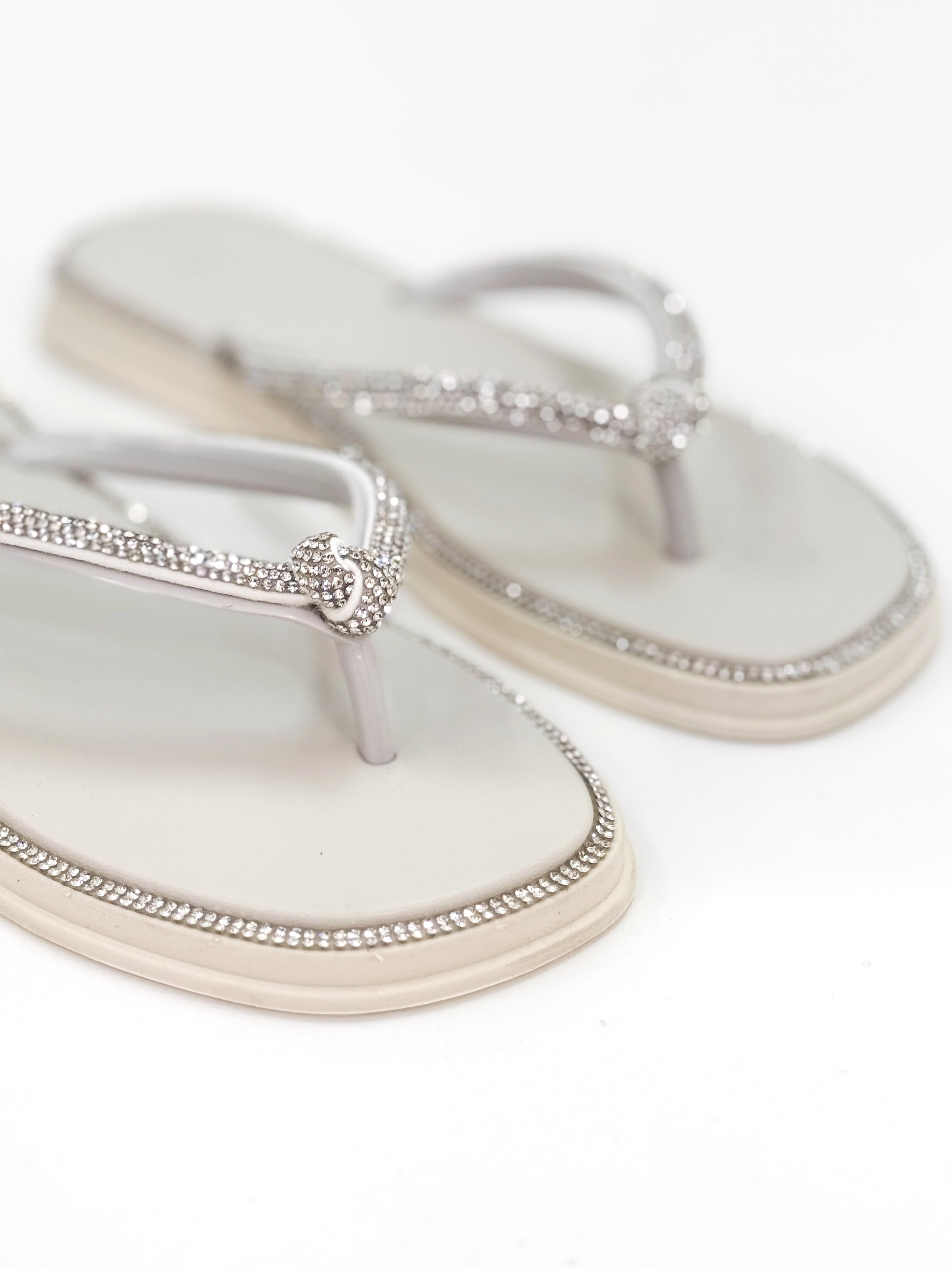 Martina - Chinelo Papete Off White com Detalhe Trançado e Aplicações Martina - Chinelo Papete Off White com Detalhe Trançado e Aplicações