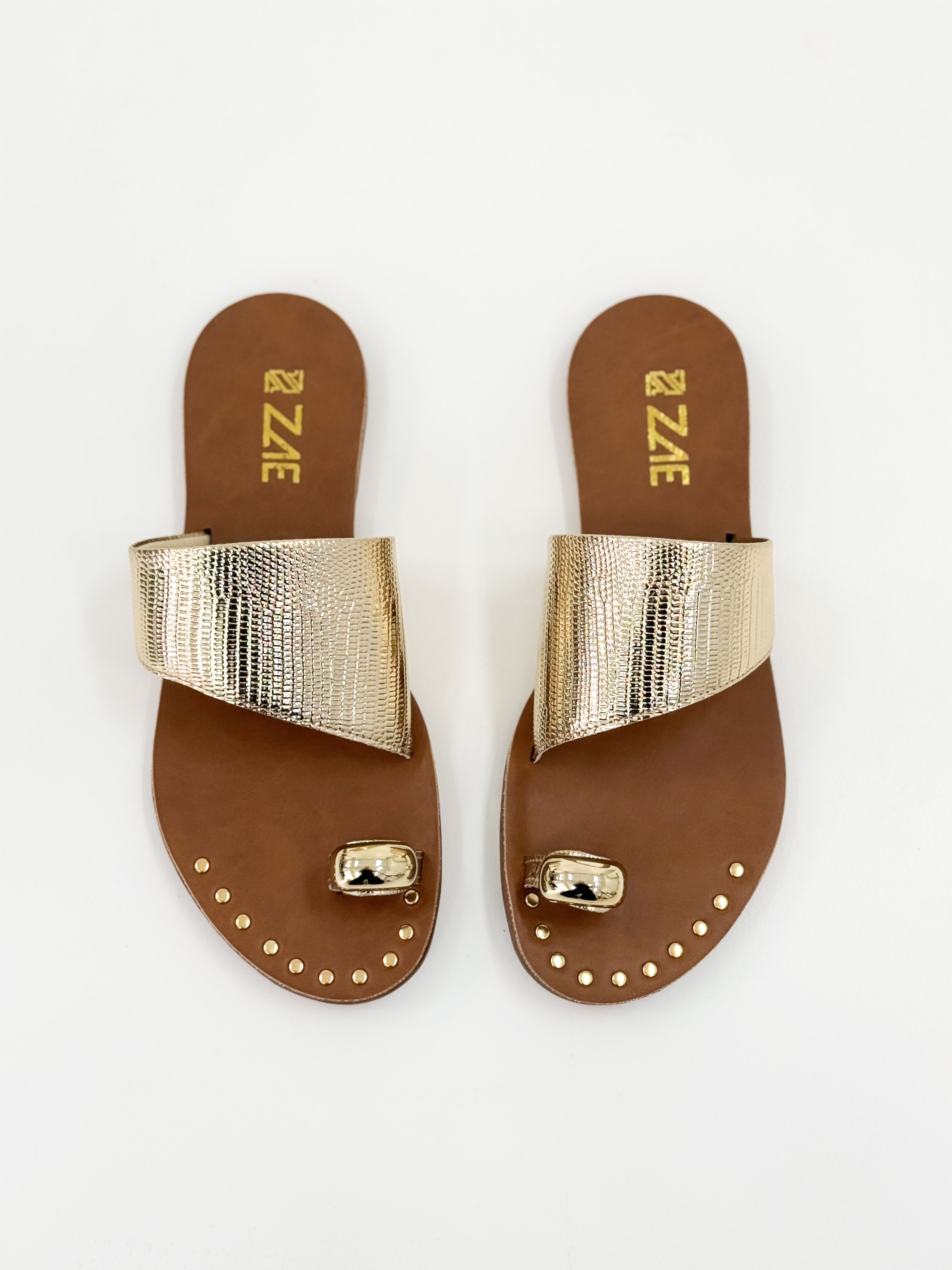 Riti – Chinelo Rasteira Ouro Light com Tira Metalizada e Detalhes Dourados Riti – Chinelo Rasteira Ouro Light com Tira Metalizada e Detalhes Dourados