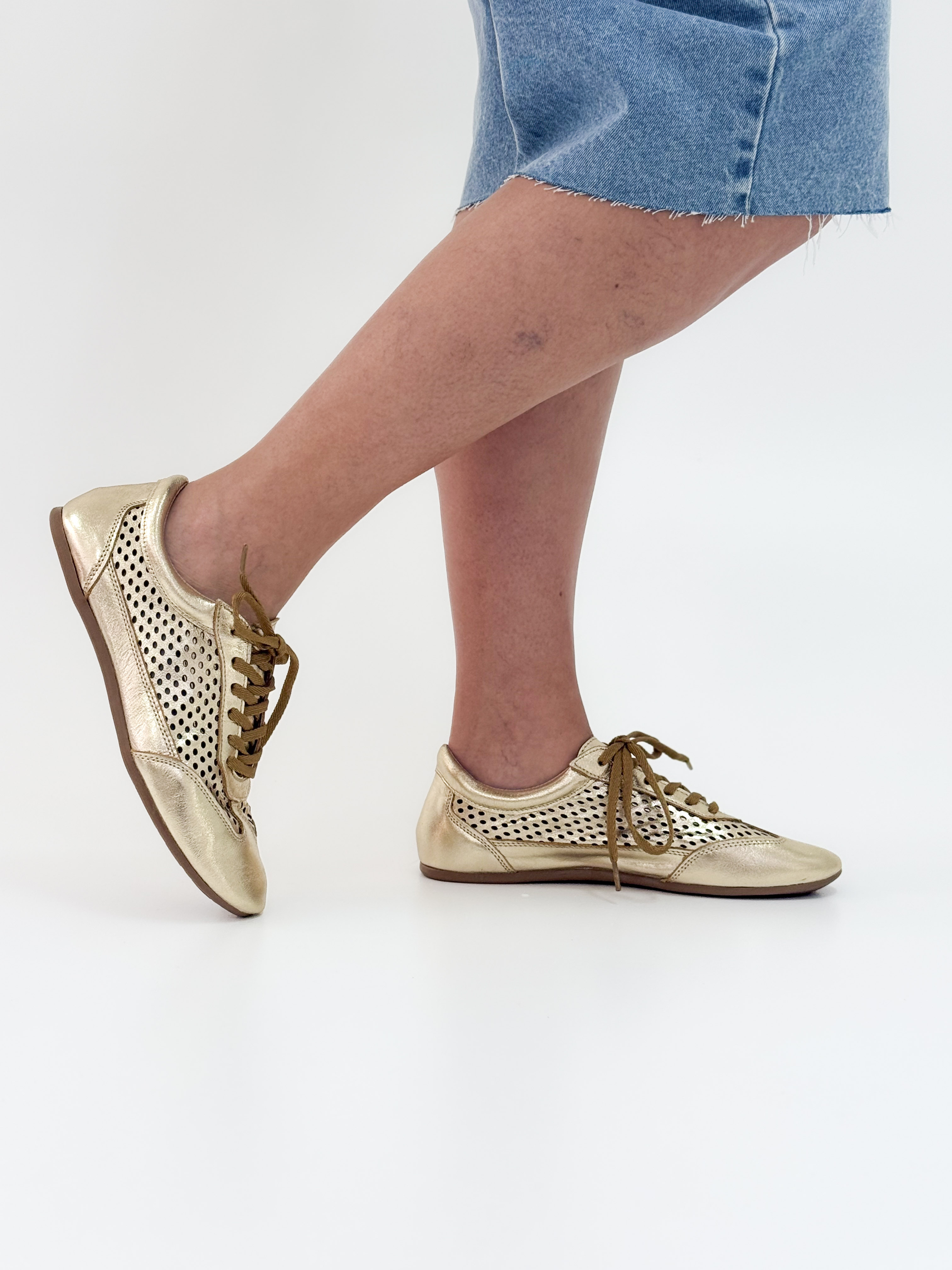 Zê - Tênis Feminino em Couro Ouro com Textura Vazada