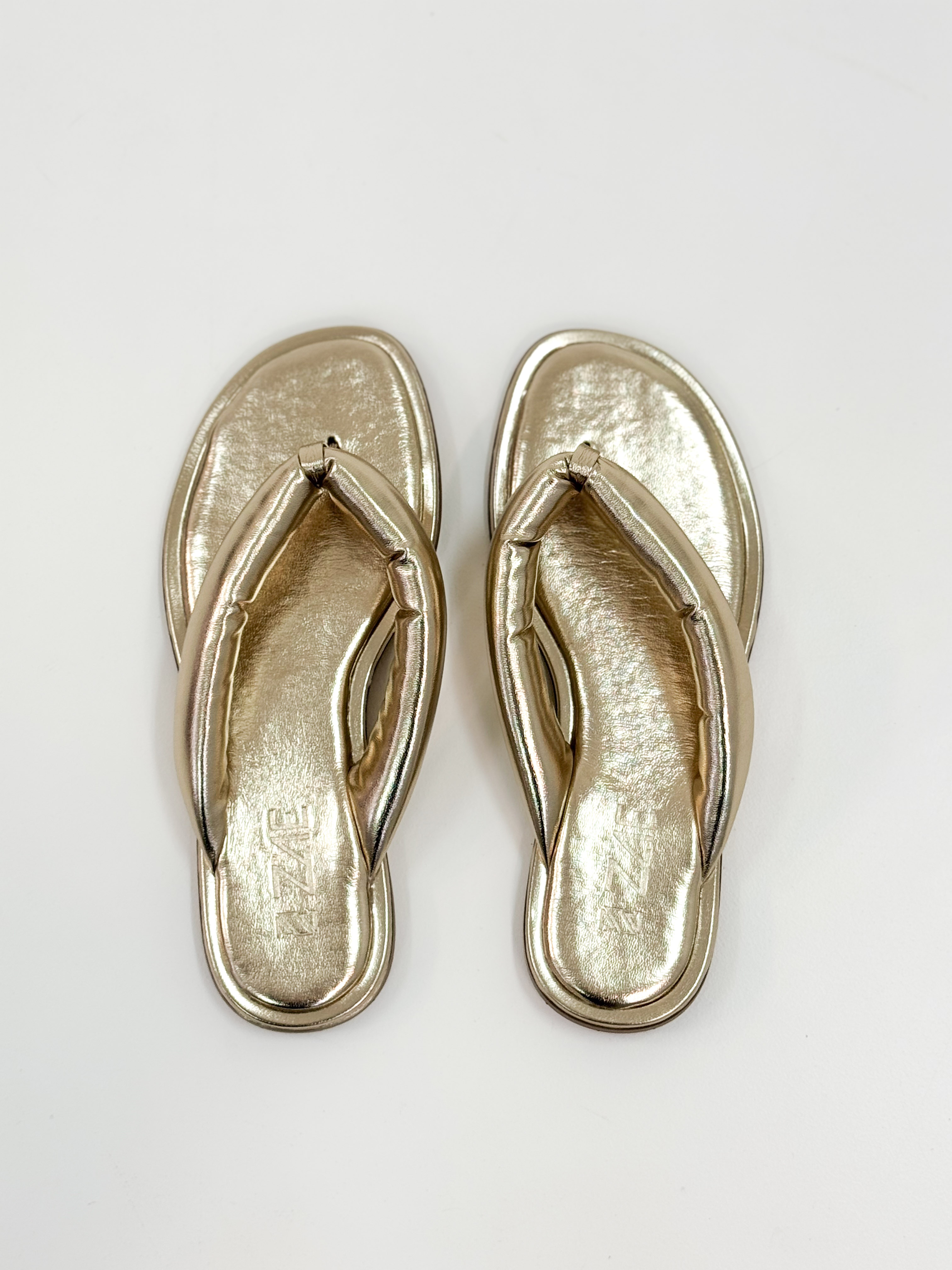Clari – Chinelo Rasteira Metalizada Ouro com Tira Larga