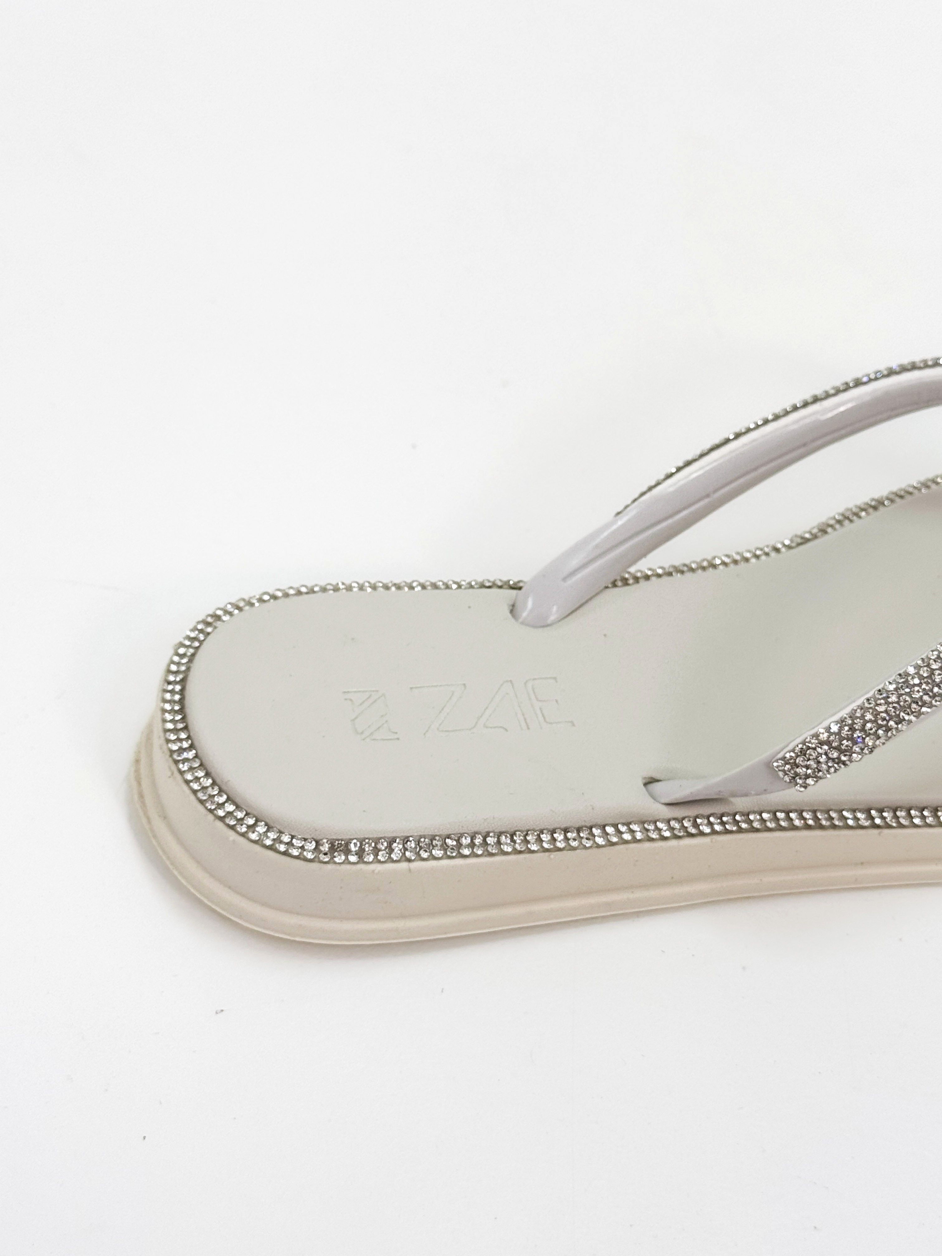 Martina - Chinelo Papete Off White com Detalhe Trançado e Aplicações Martina - Chinelo Papete Off White com Detalhe Trançado e Aplicações