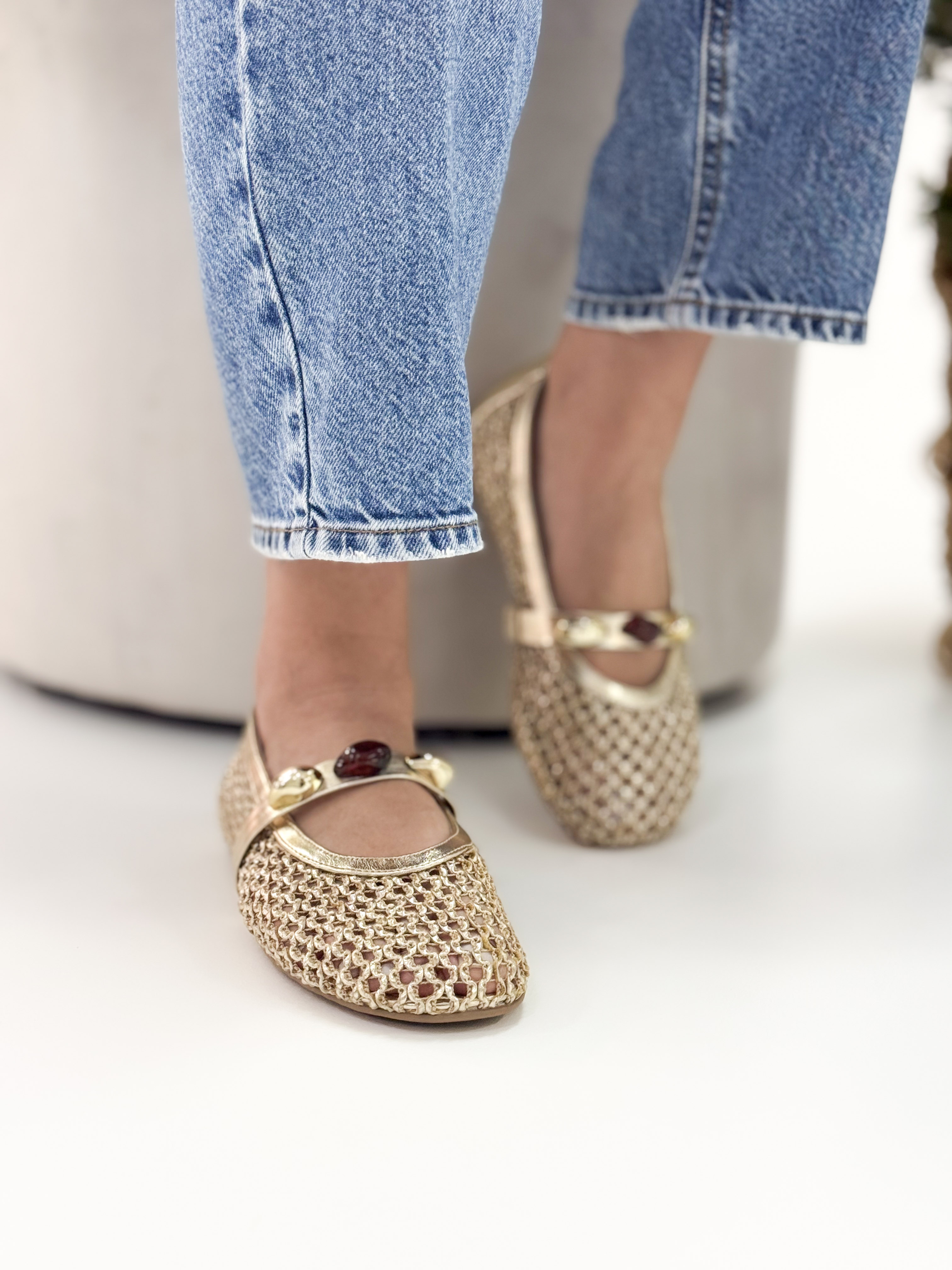 Tau - Sapatilha em Tela Metalizada Ouro com Detalhe Dourado e Pedras Tau - Sapatilha em Tela Metalizada Ouro com Detalhe Dourado e Pedras