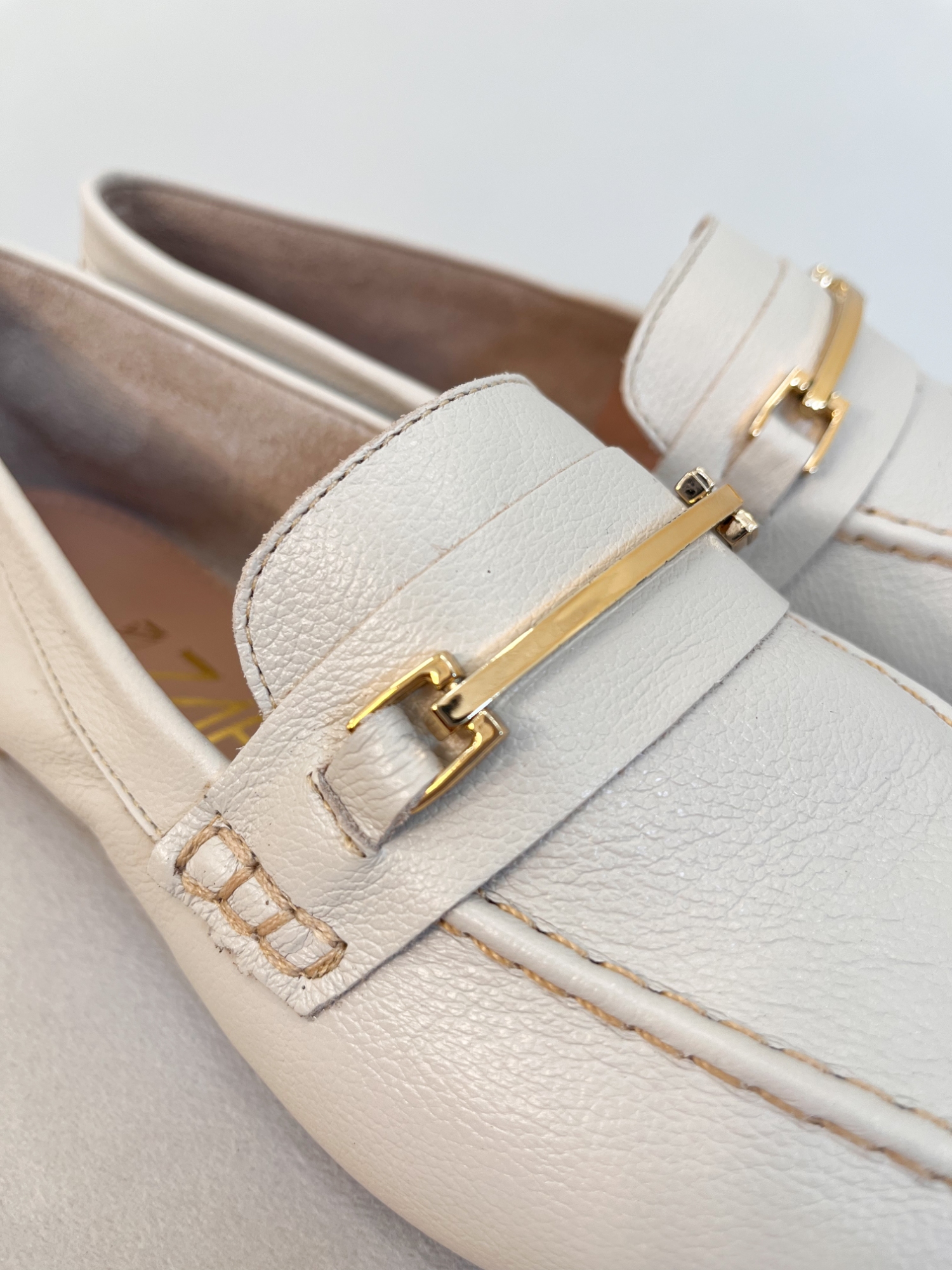 Bela - Mocassim Bico Quadrado em Couro Off White com Detalhe Dourado Bela - Mocassim Bico Quadrado em Couro Off White com Detalhe Dourado