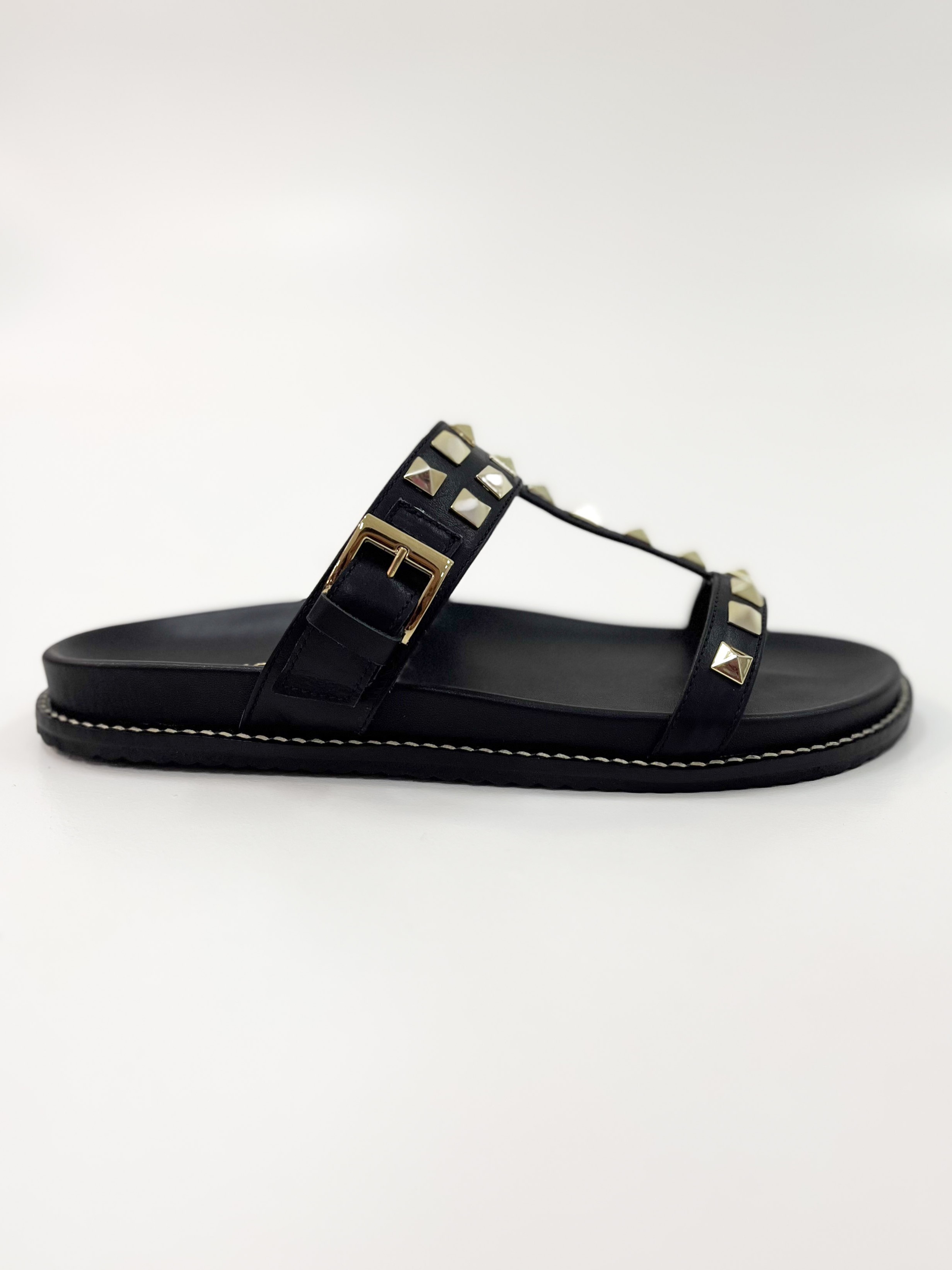 Roberta - Flat em Couro Preto com Spikes Dourados e Fivela Ajustável Roberta - Flat em Couro Preto com Spikes Dourados e Fivela Ajustável