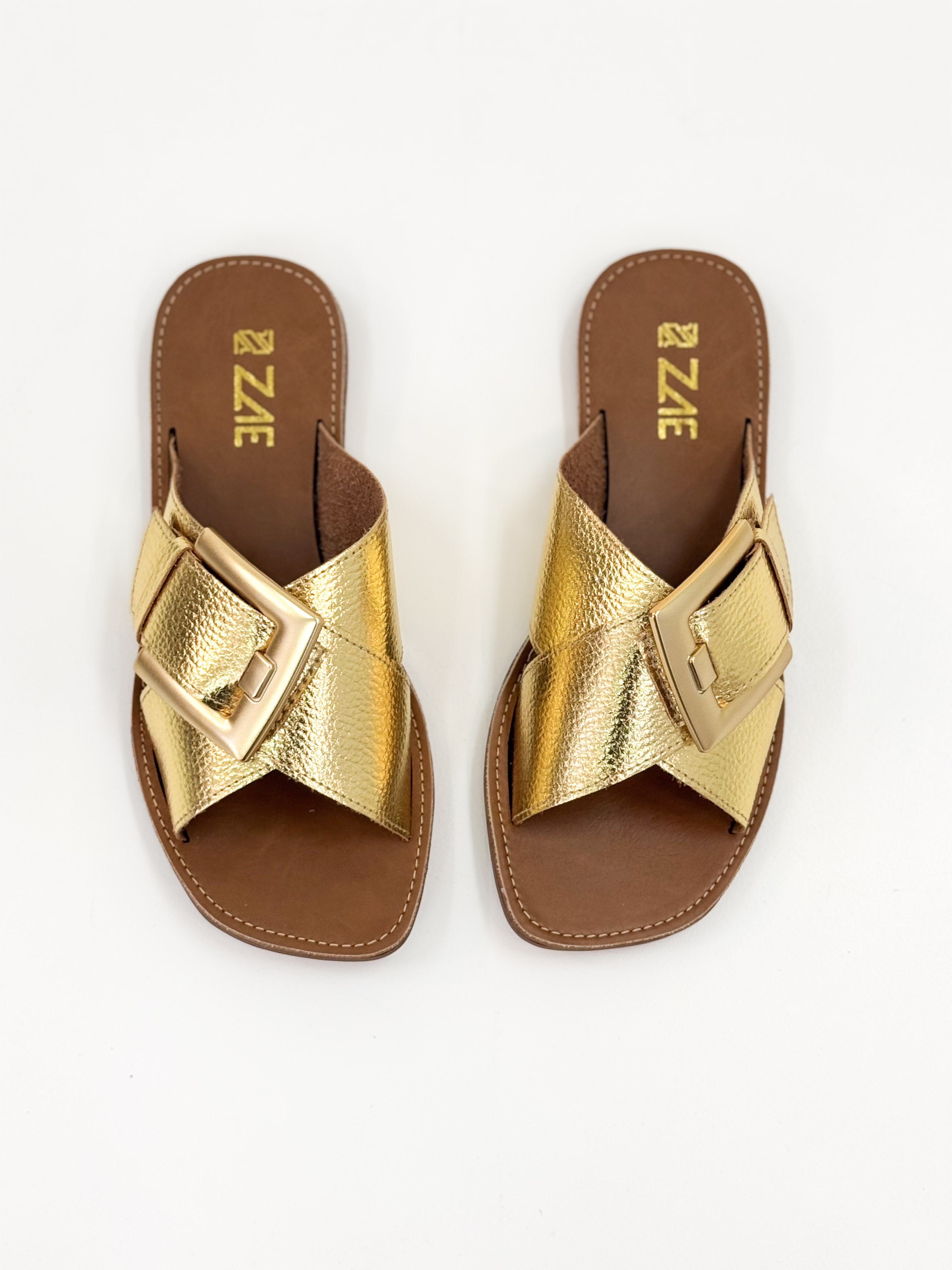 Joanice — Chinelo Rasteira Ouro com Fivela Dourada Joanice — Chinelo Rasteira Ouro com Fivela Dourada
