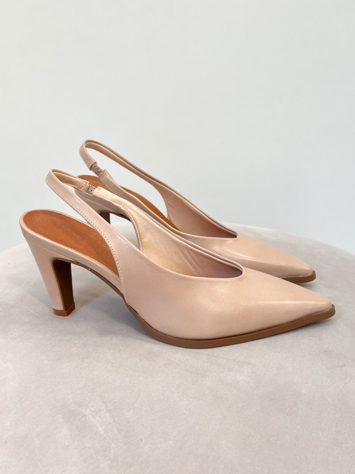 Demi - Scarpin Slingback Bico Fino em Suede Amêndoa