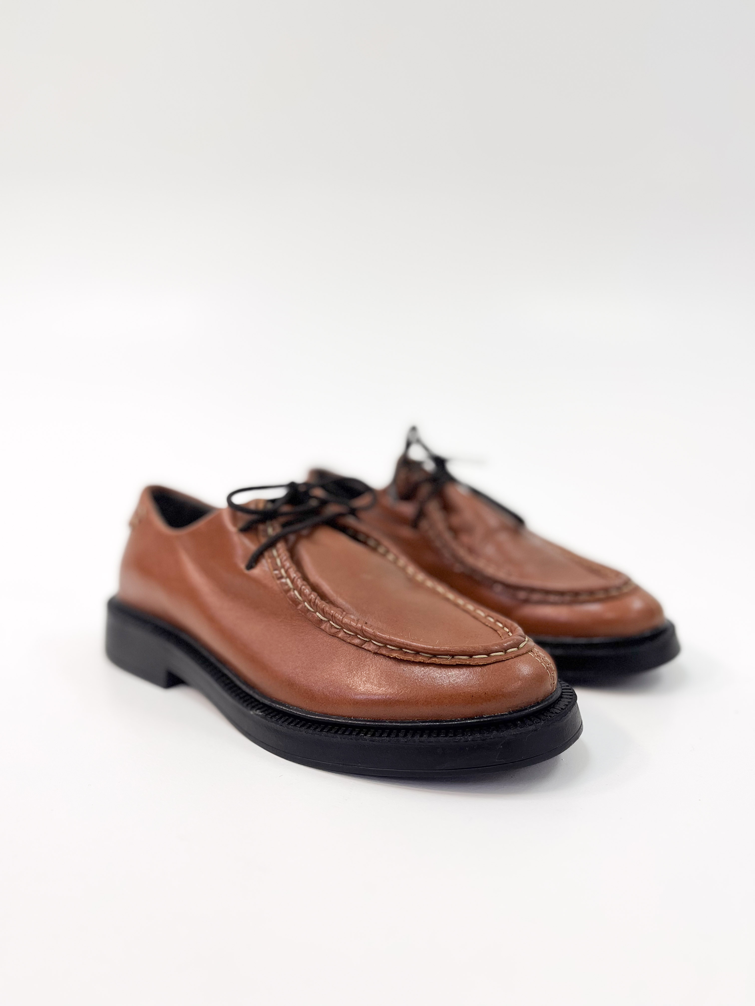 Lu - Mocassim em Couro cor Cognac Solado Tratorado Preto