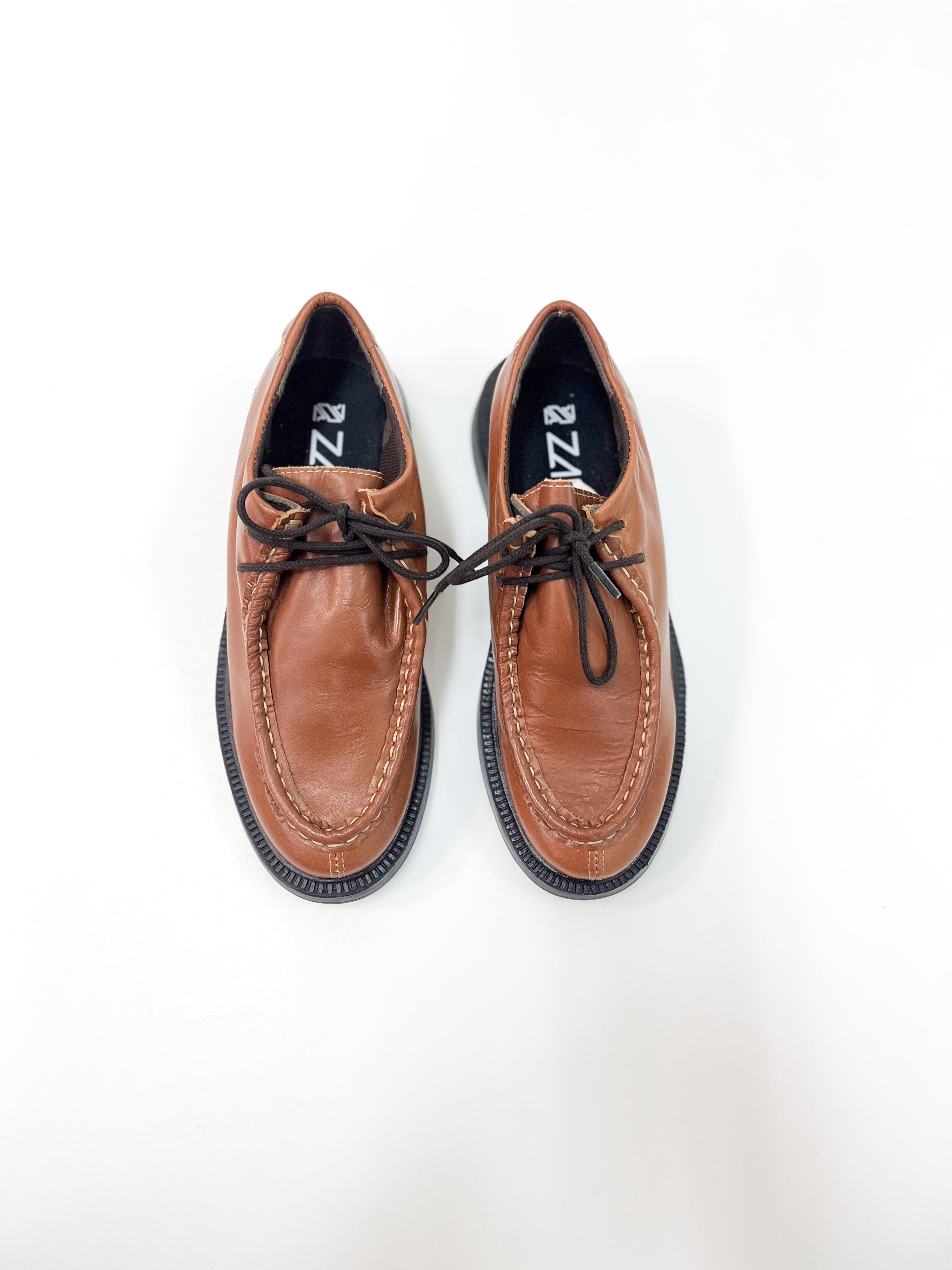 Lu - Mocassim em Couro cor Cognac Solado Tratorado Preto
