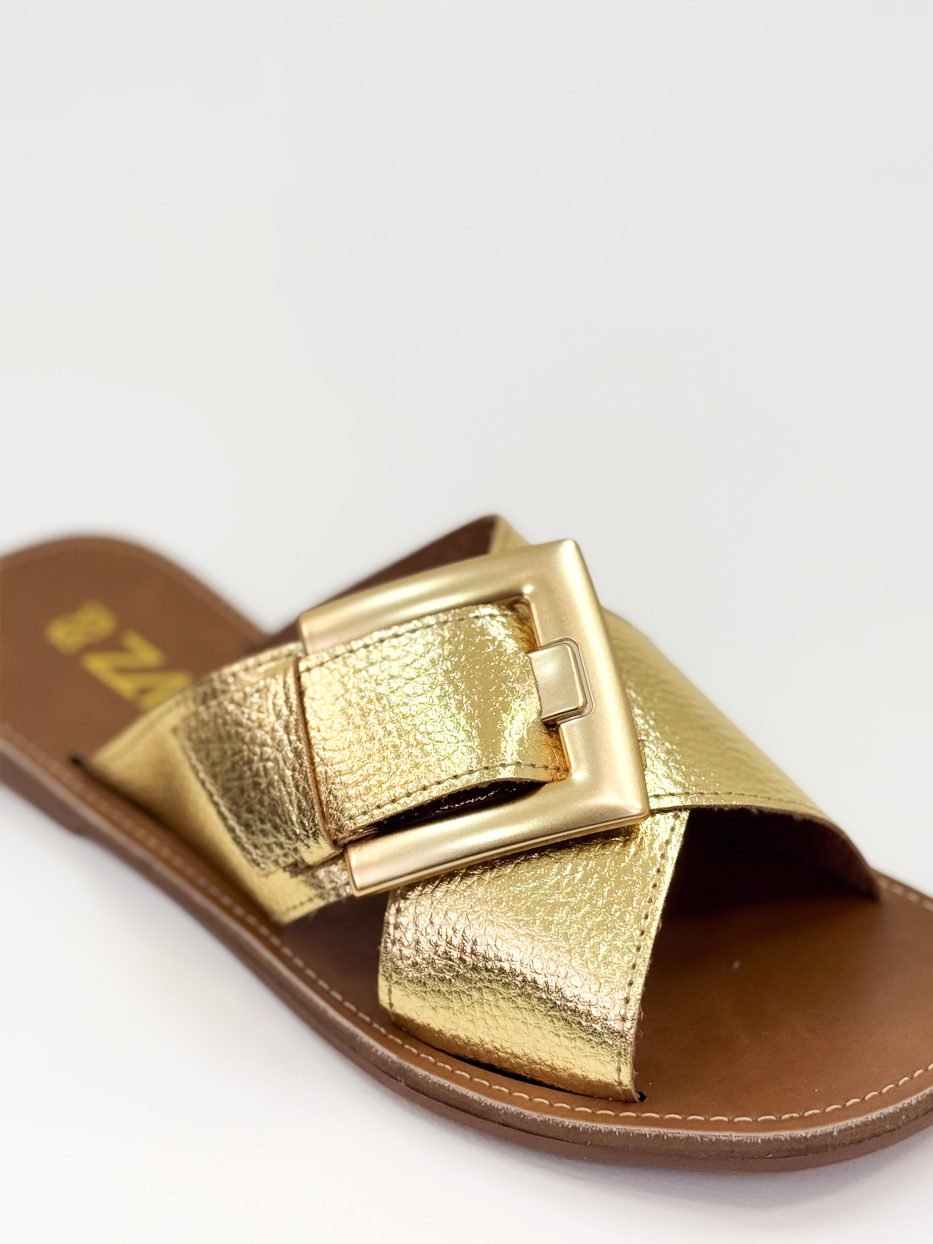 Joanice — Chinelo Rasteira Ouro com Fivela Dourada Joanice — Chinelo Rasteira Ouro com Fivela Dourada