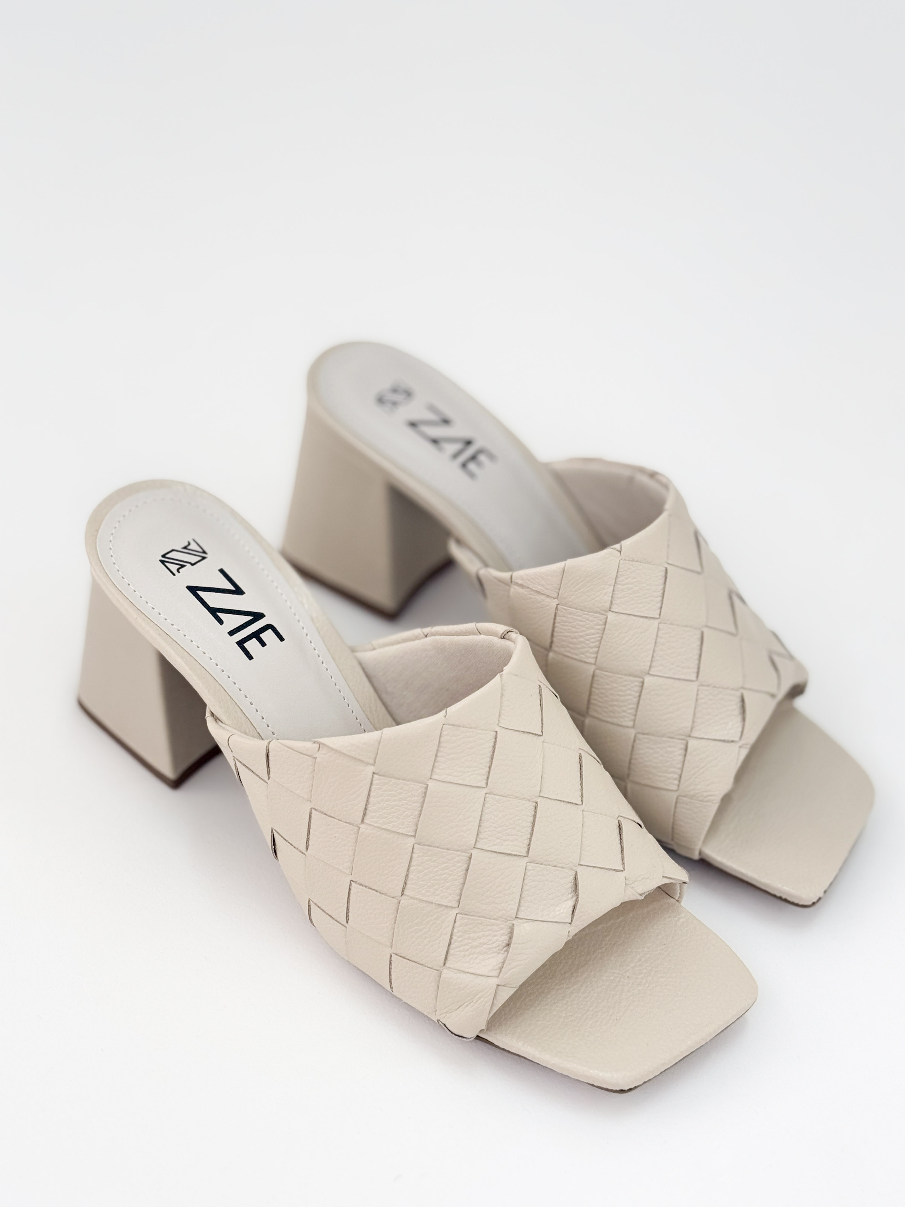 Rô - Tamanco com Tira Trançada Quadriculado Off White Rô - Tamanco com Tira Trançada Quadriculado Off White