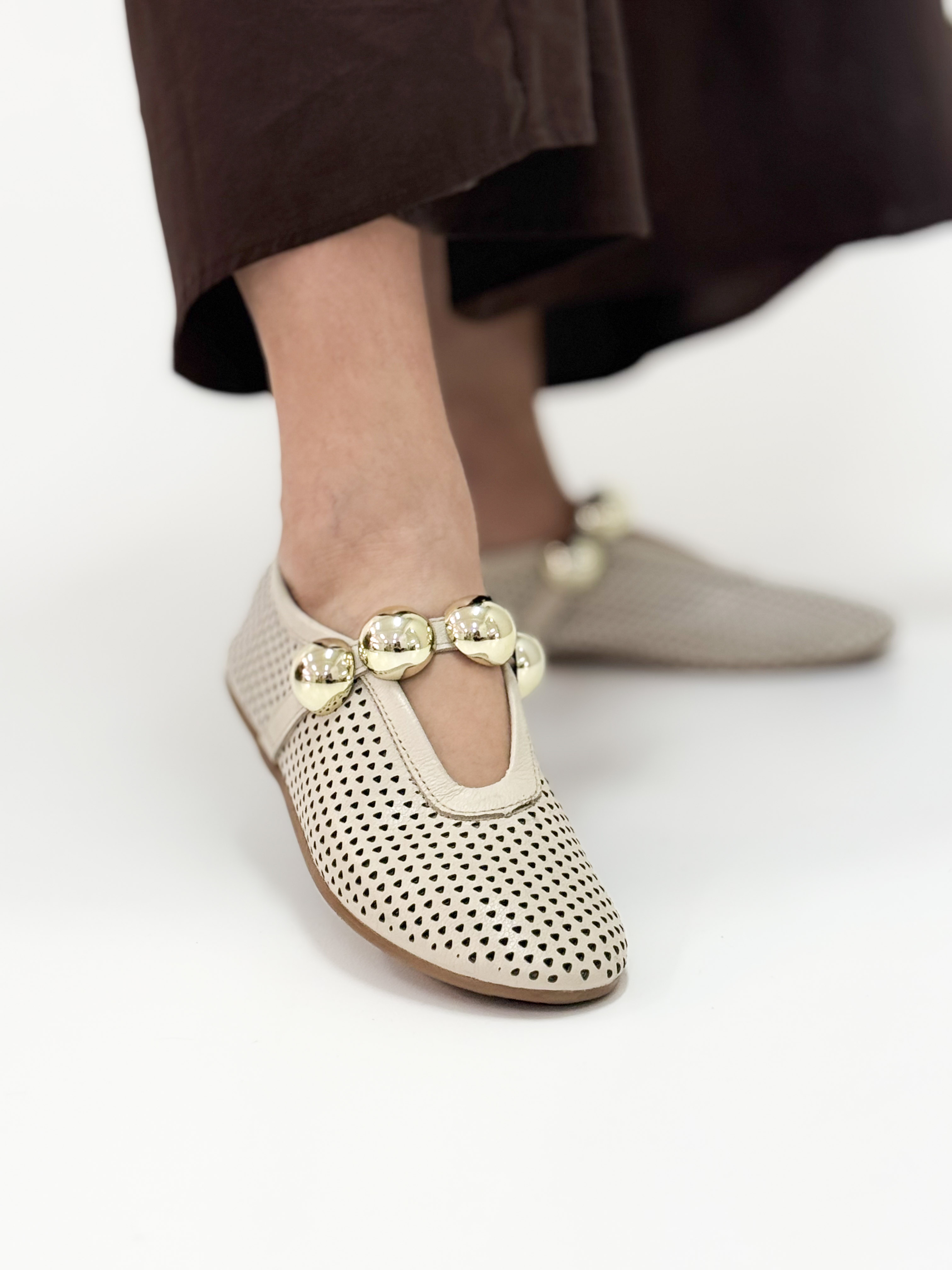 Duna - Sapatilha em Couro Off White com Detalhes Metálicos Dourados Duna - Sapatilha em Couro Off White com Detalhes Metálicos Dourados