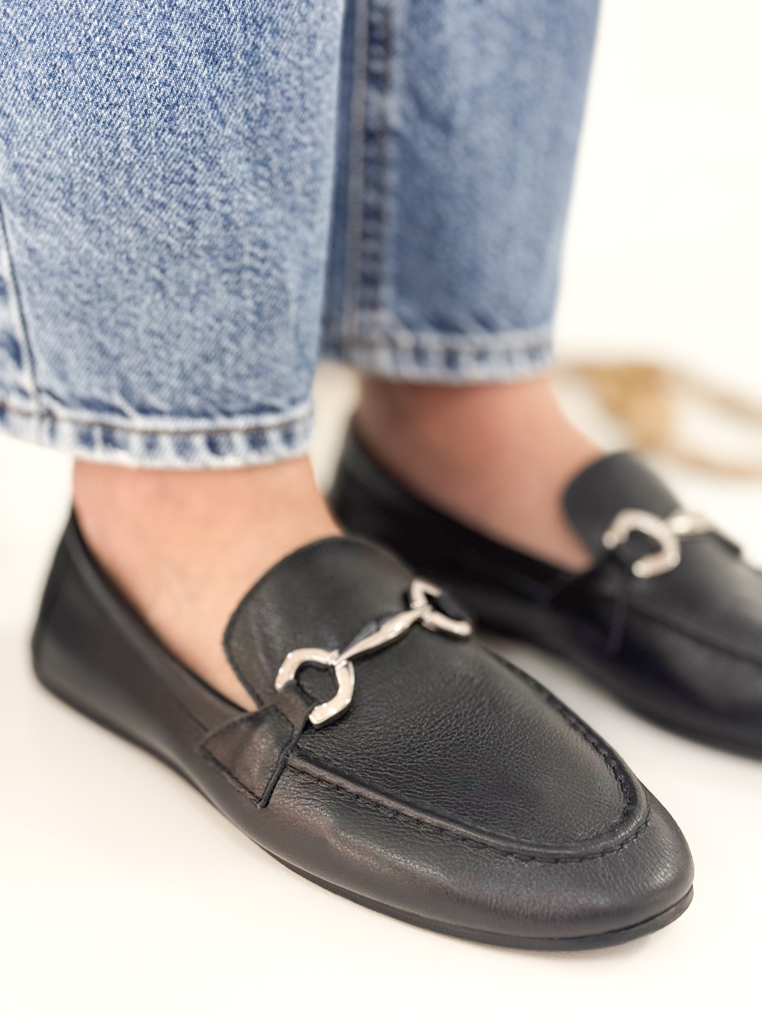 Dulce - Mocassim em Couro Preto com Detalhe Metálico Prateado