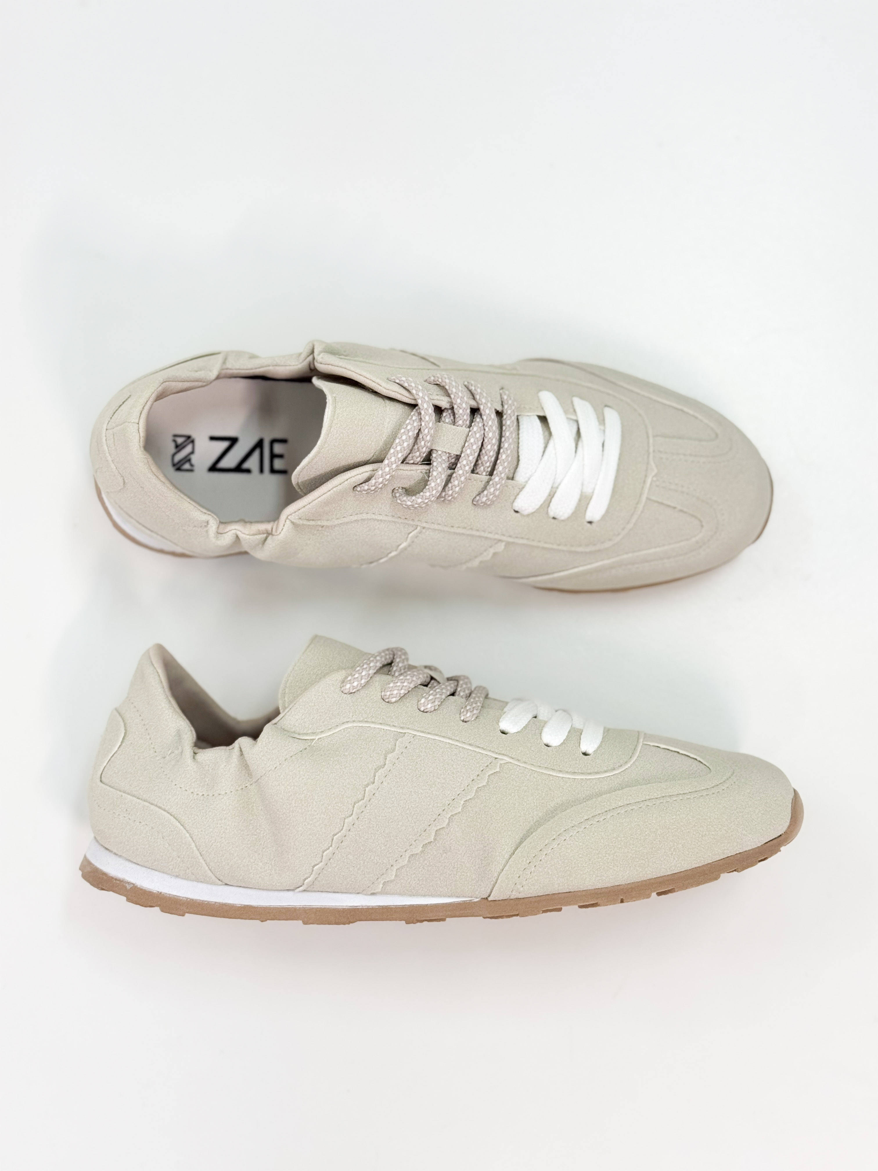 Capri - Tênis em Suede Off White com Recortes e Solado em Borracha Capri - Tênis em Suede Off White com Recortes e Solado em Borracha