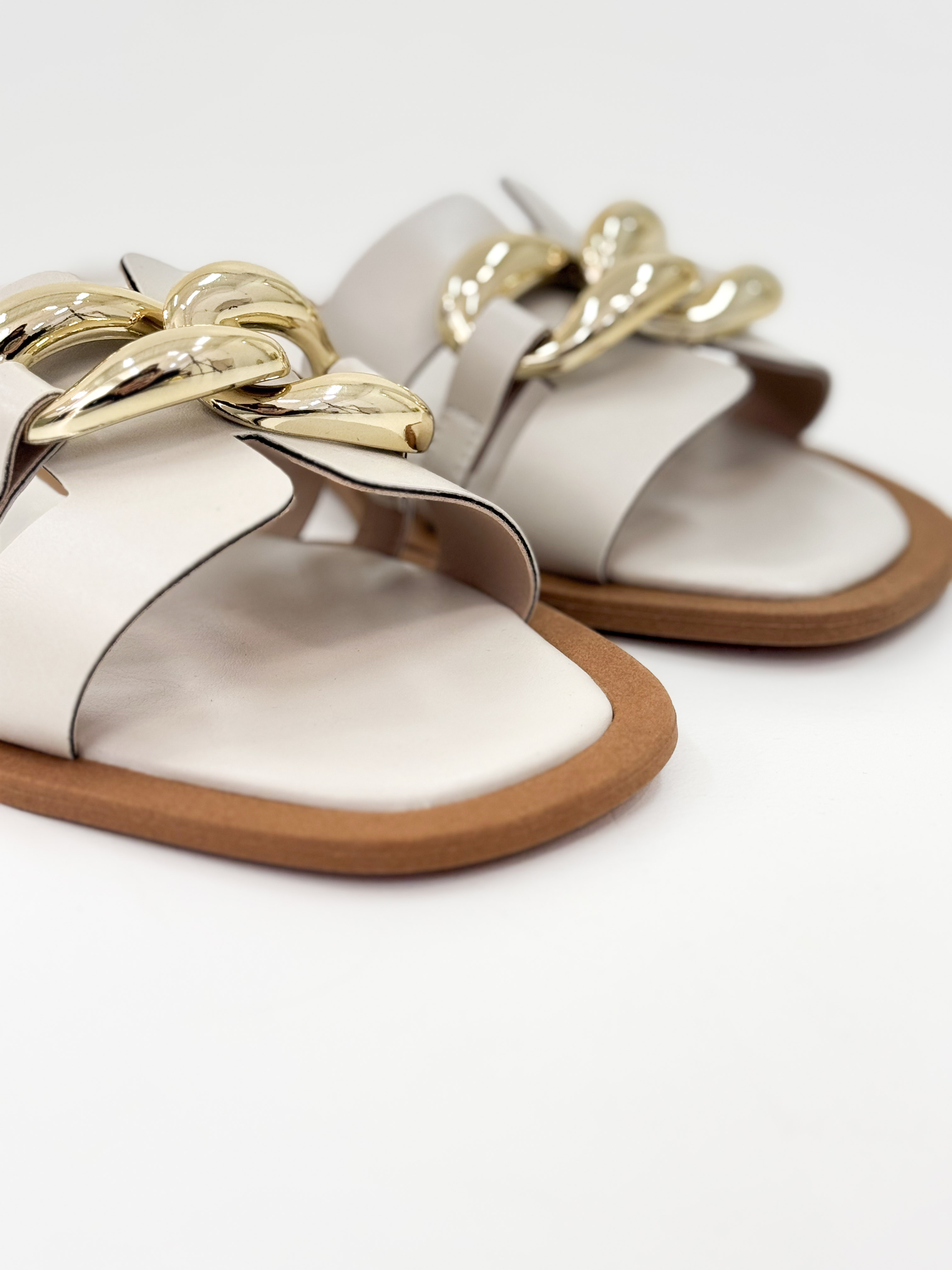 Clau – Chinelo Rasteira Off White com Detalhe Metálico Dourado Clau – Chinelo Rasteira Off White com Detalhe Metálico Dourado