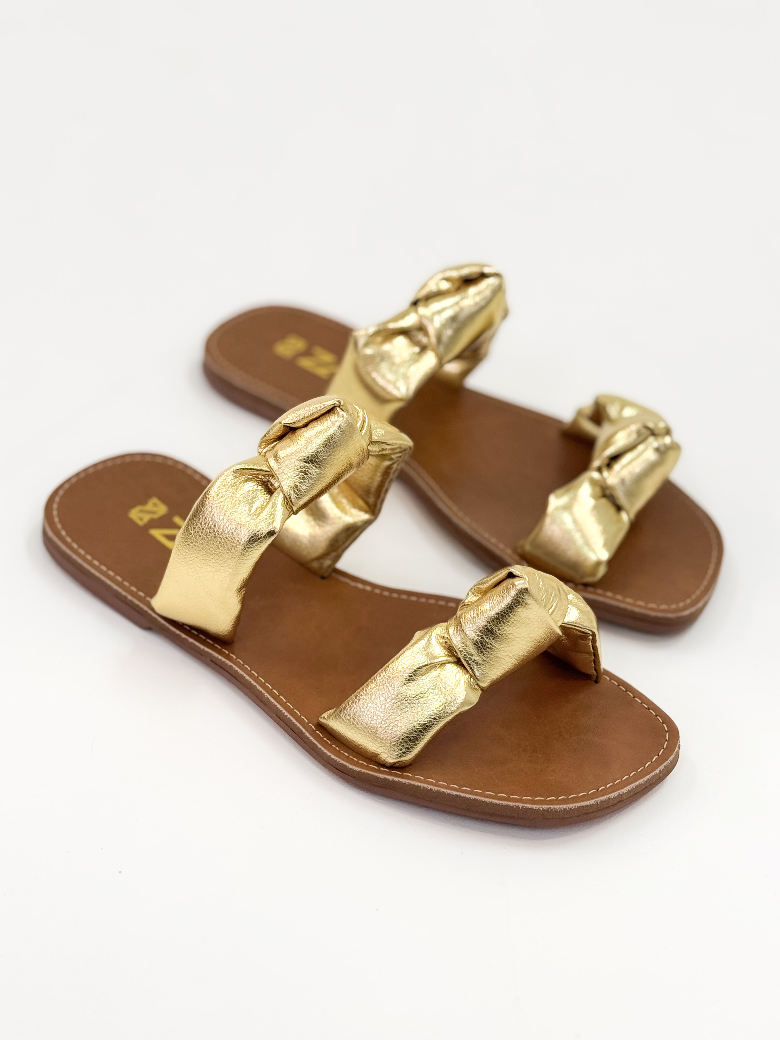 Luana — Chinelo Rasteira Ouro com Tiras Torcidas