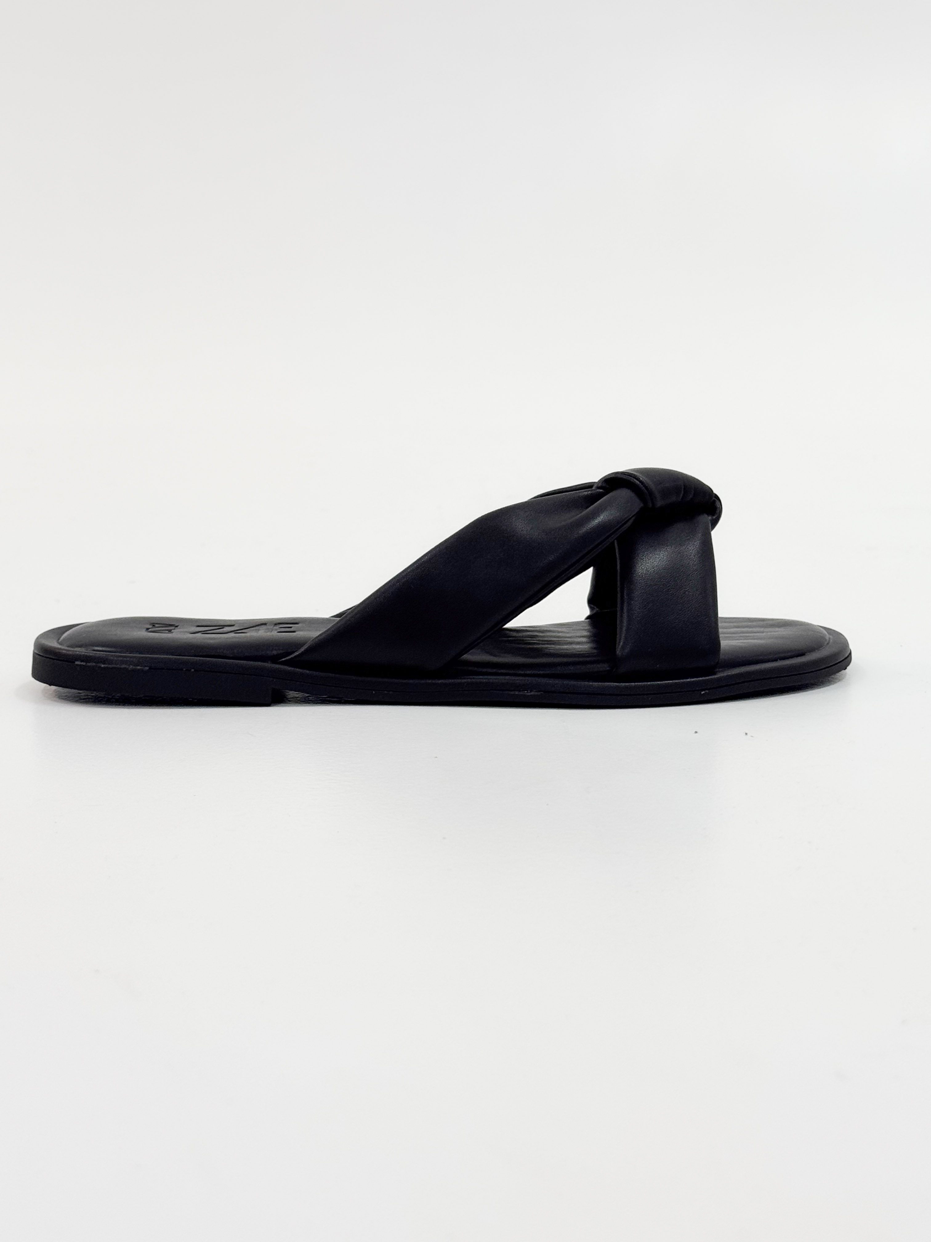 Sofi – Chinelo Rasteira Preta com Tiras Acolchoadas Sofi – Chinelo Rasteira Preta com Tiras Acolchoadas