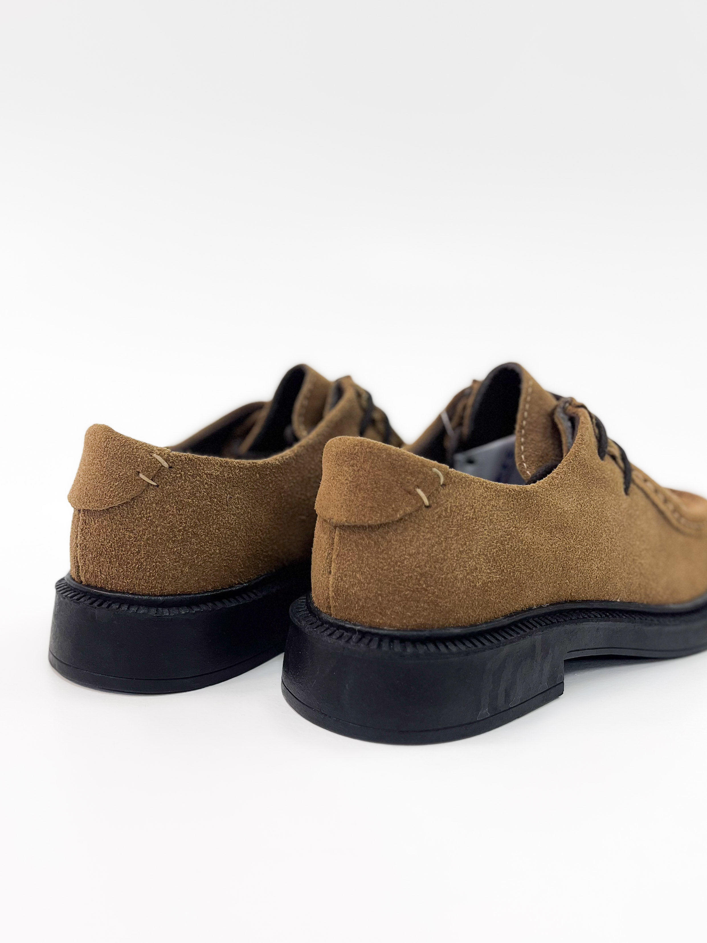 Lu - Mocassim em Couro Camel Solado Tratorado Preto