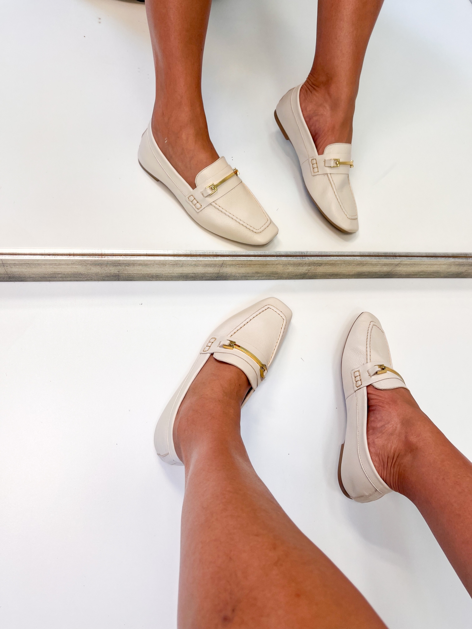Bela - Mocassim Bico Quadrado em Couro Off White com Detalhe Dourado Bela - Mocassim Bico Quadrado em Couro Off White com Detalhe Dourado