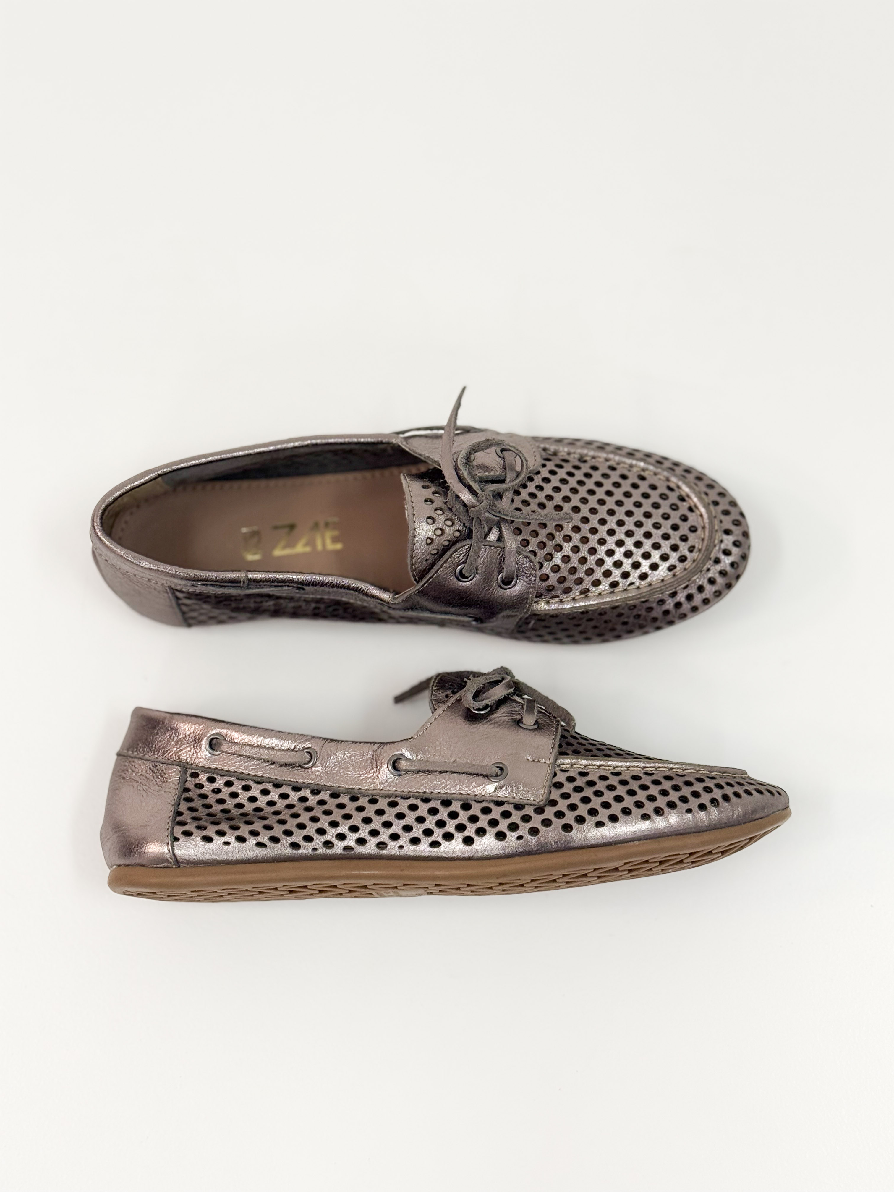 Rose - Mocassim em Couro cor Onix com Detalhes Perfurados e Cadarço