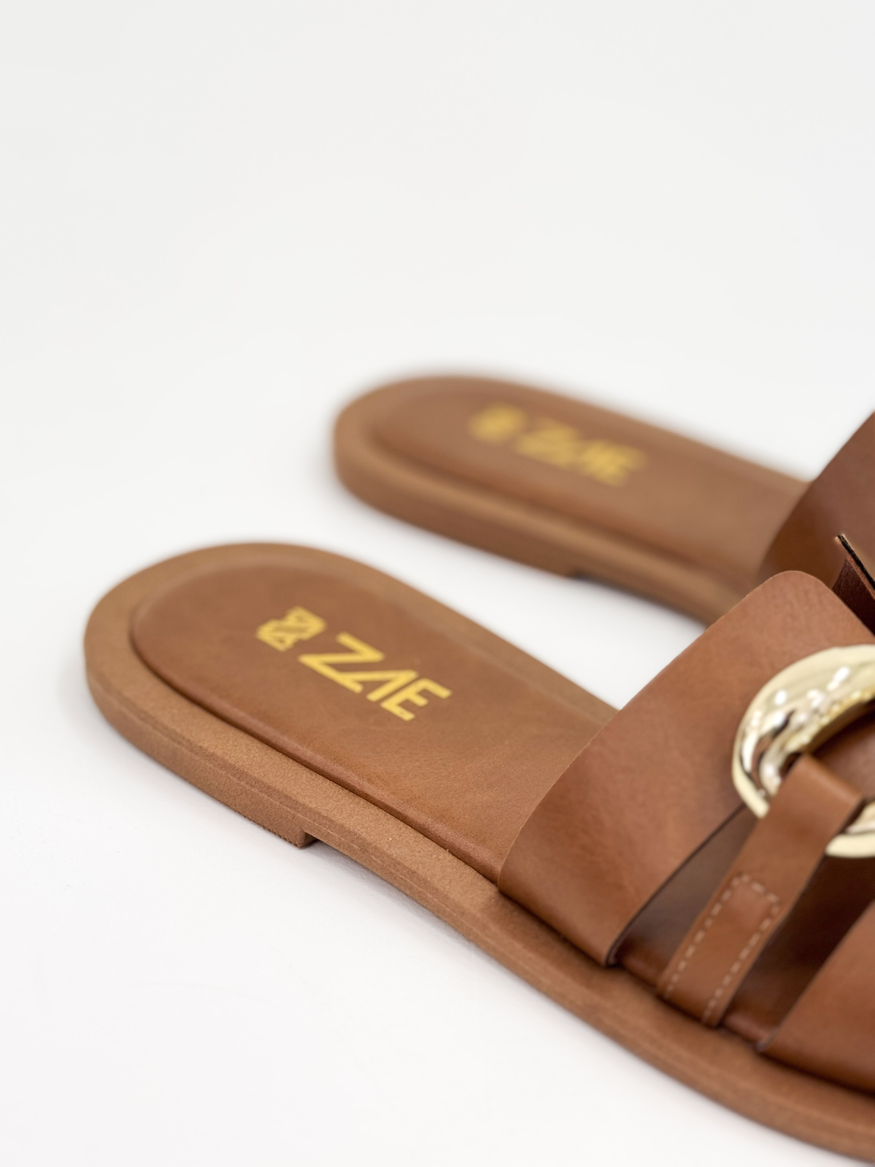 Clau — Chinelo Rasteira Canela com Detalhe Ouro Clau — Chinelo Rasteira Canela com Detalhe Ouro