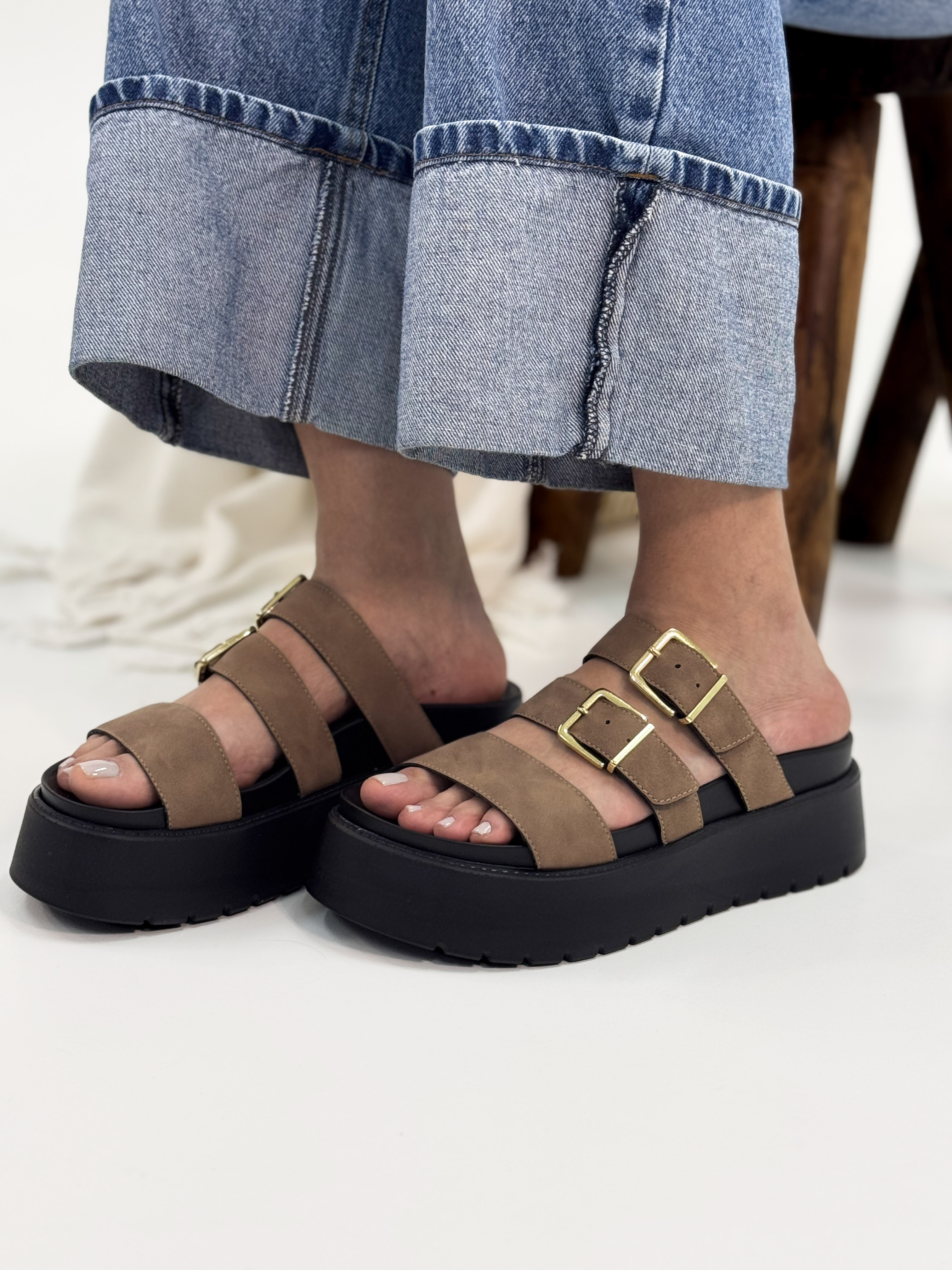 Vivi - Flat Plataforma em Nobuck Marrom Com Três Tiras