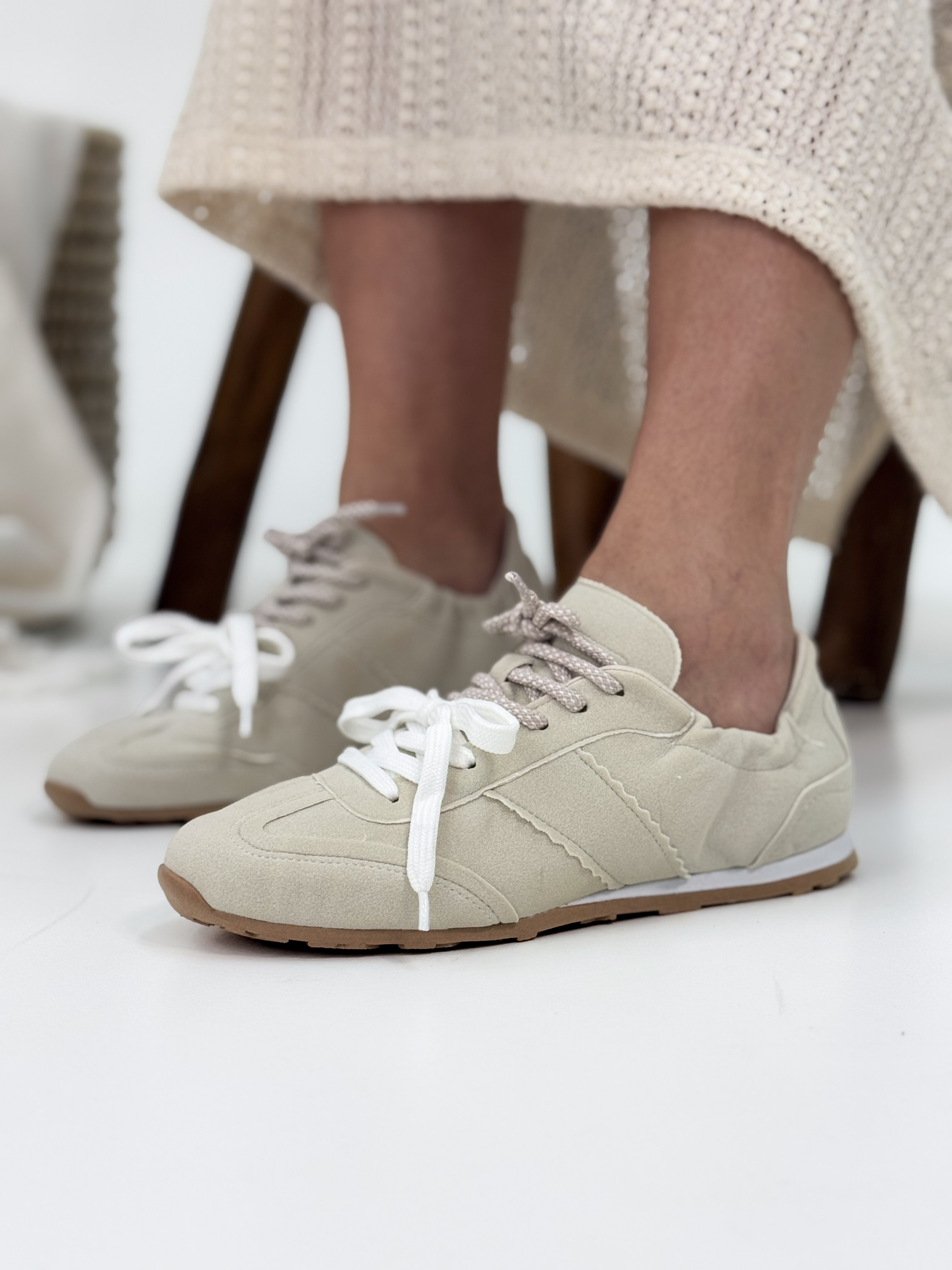Capri - Tênis em Suede Off White com Recortes e Solado em Borracha Capri - Tênis em Suede Off White com Recortes e Solado em Borracha